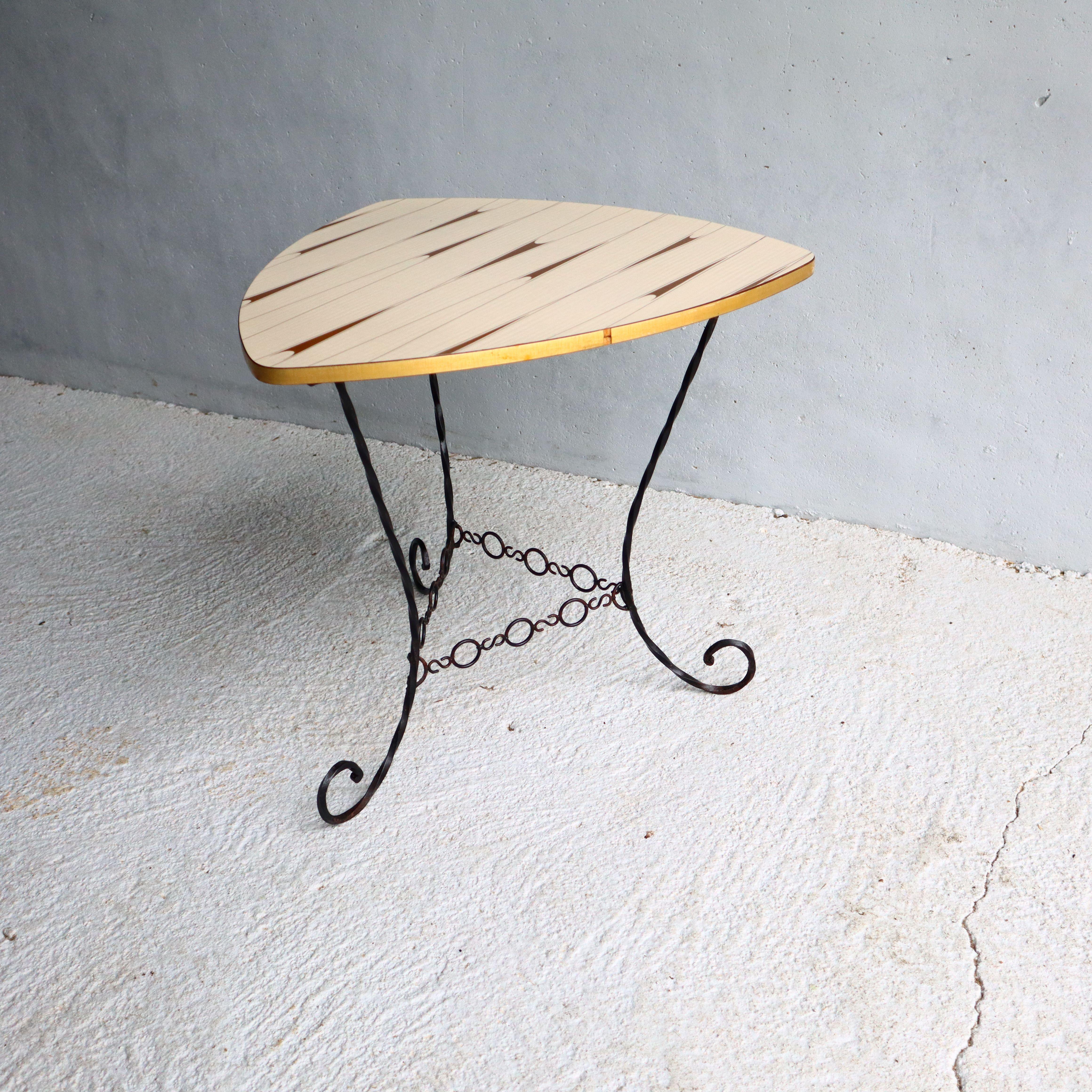 Mid-Century geschmiedet Dreiecksform Couchtisch - Formica Beistelltisch 50s im Angebot 4