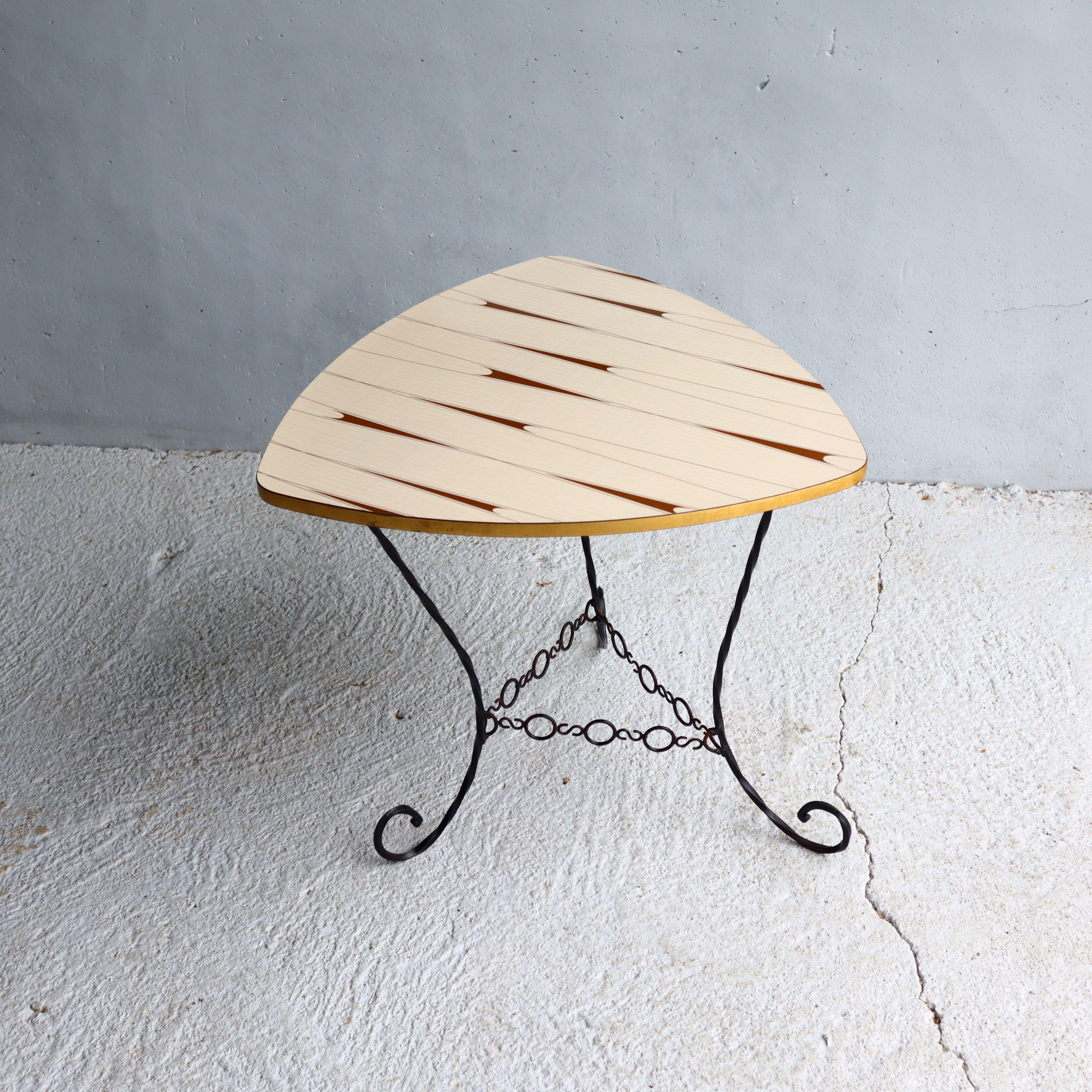 Mid-Century geschmiedet Dreiecksform Couchtisch - Formica Beistelltisch 50s im Angebot 5