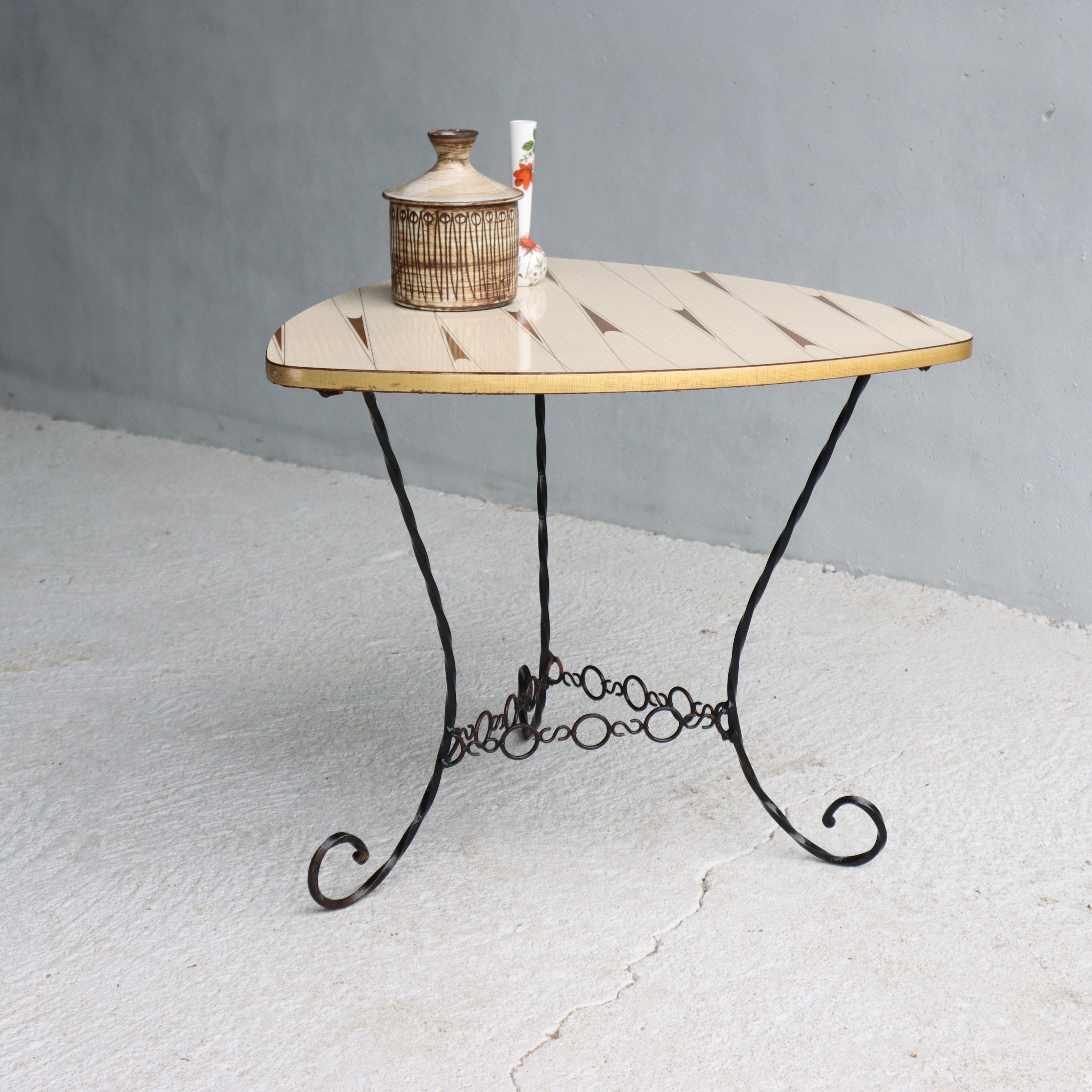 Mid-Century geschmiedet Dreiecksform Couchtisch - Formica Beistelltisch 50s (Französisch) im Angebot