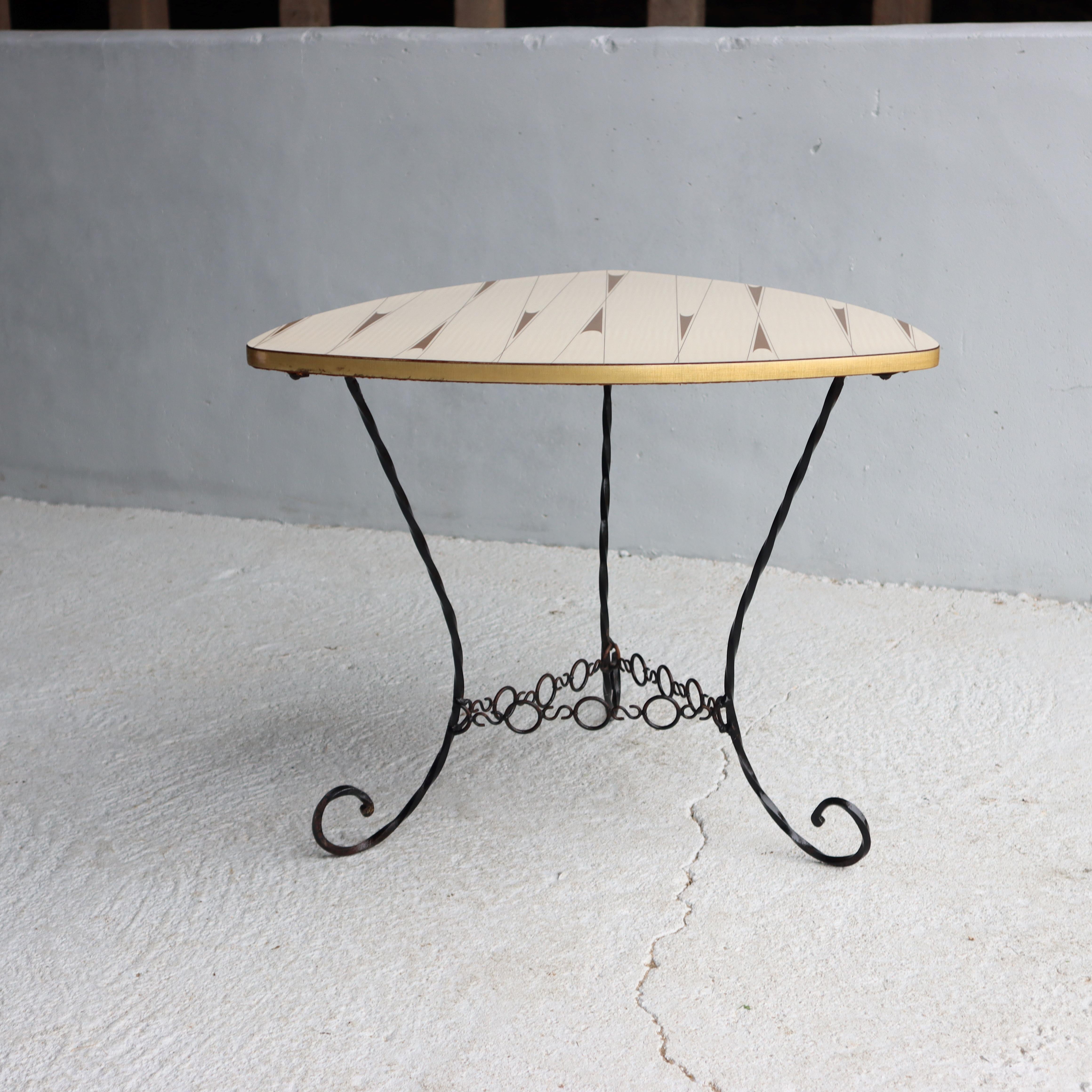 Mid-Century geschmiedet Dreiecksform Couchtisch - Formica Beistelltisch 50s (Appliqué) im Angebot