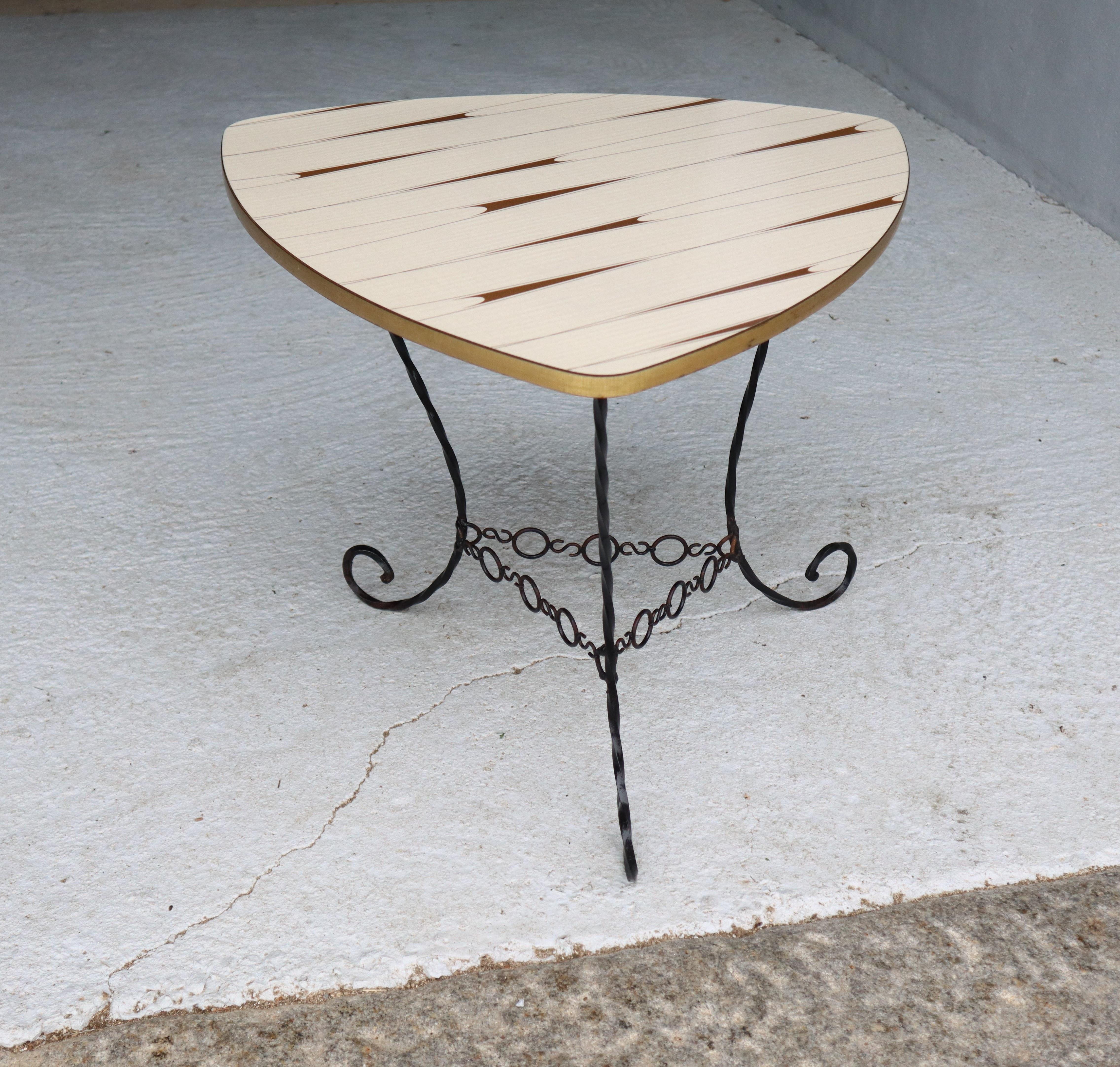 Mid-Century geschmiedet Dreiecksform Couchtisch - Formica Beistelltisch 50s (Mitte des 20. Jahrhunderts) im Angebot