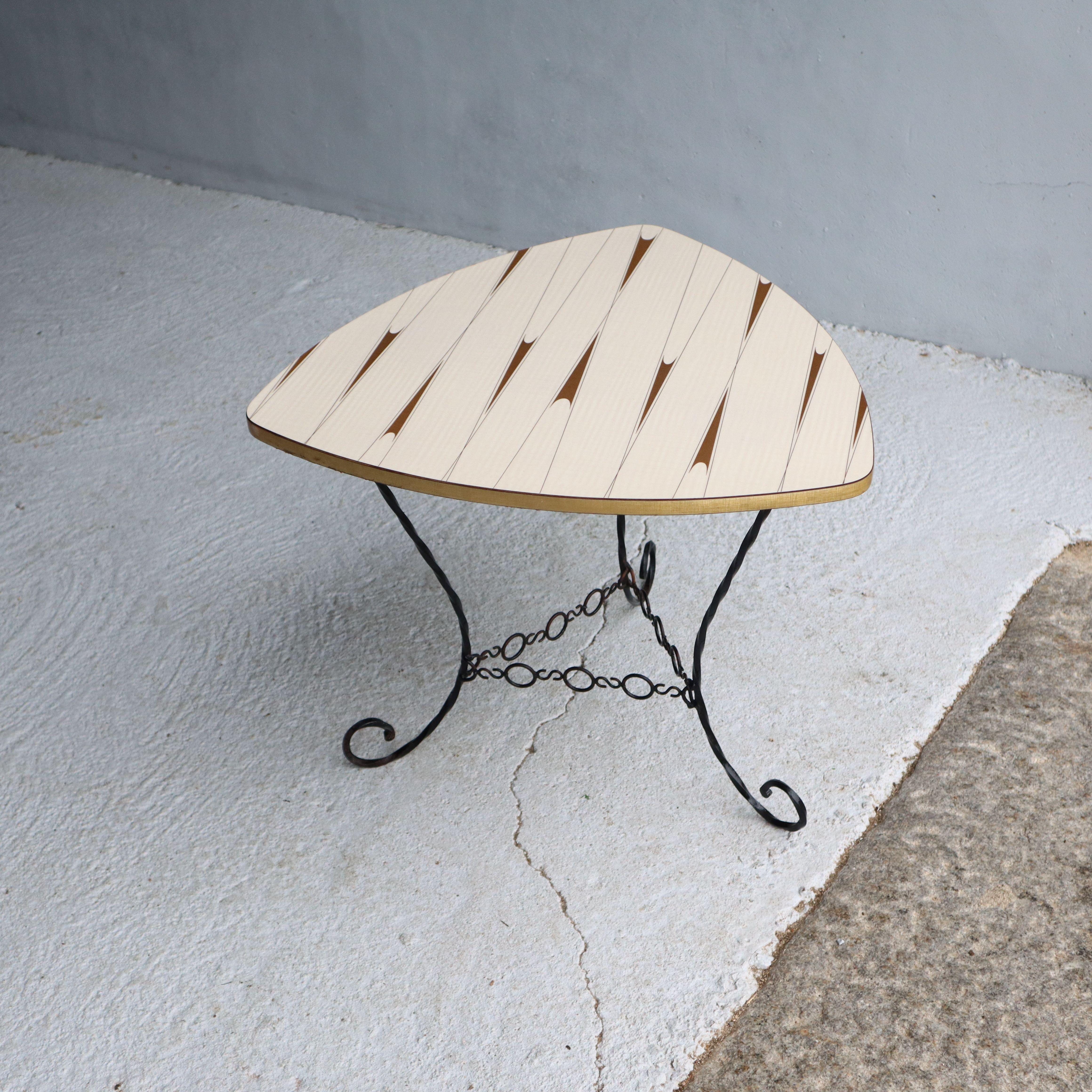 Mid-Century geschmiedet Dreiecksform Couchtisch - Formica Beistelltisch 50s (Metall) im Angebot