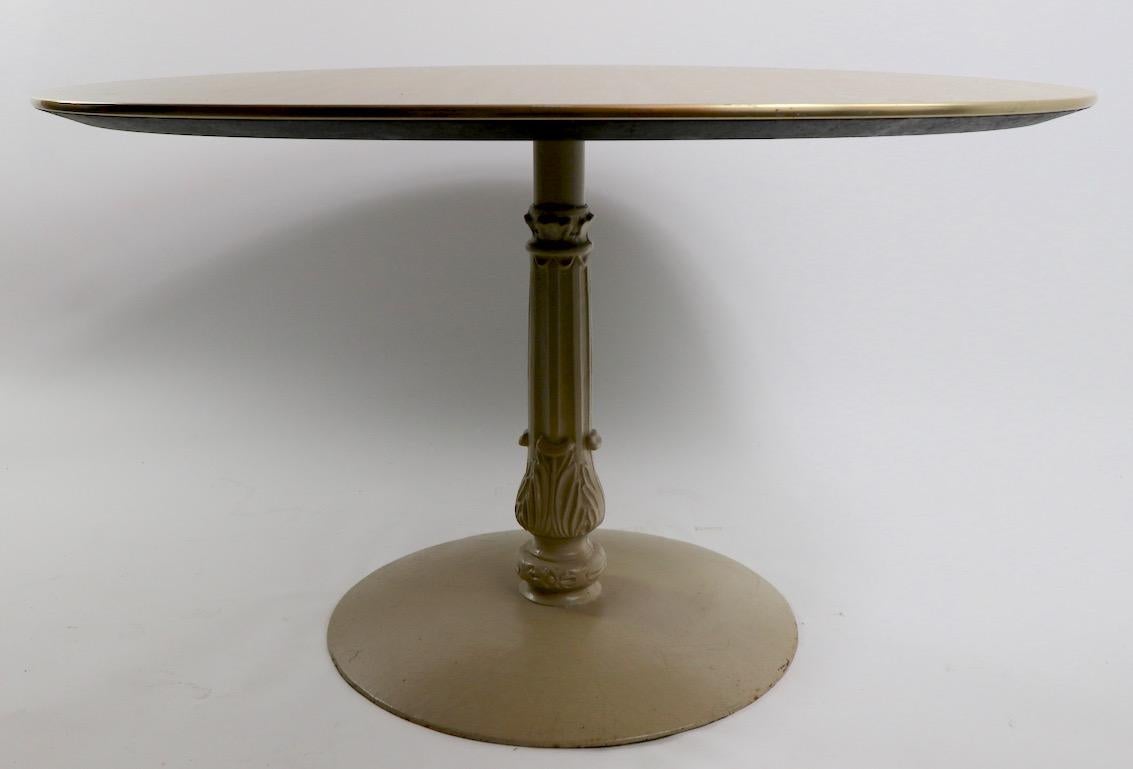 Mid-Century Modern Milieu du siècle  Table de salle à manger en formica et fer en vente