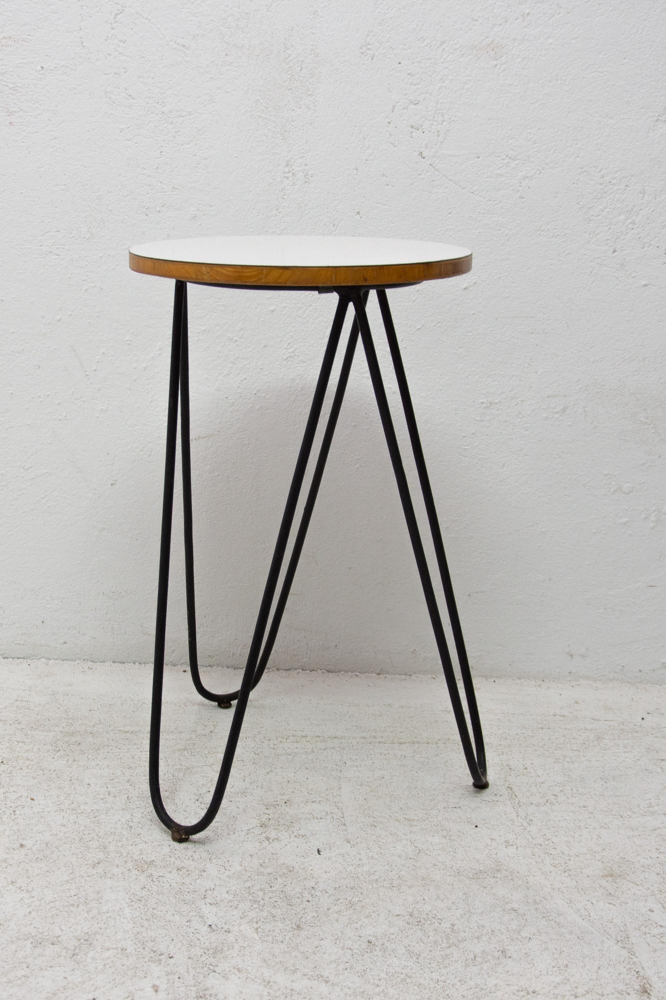 Midcentury round plant stand for flowers. It reflects the aesthetic ‘Brussel period’ of after EXPO 58.
An interesting example of Central European furniture design from the middle of the 20th century. Made in the former Czechoslovakia in the 1960s.
