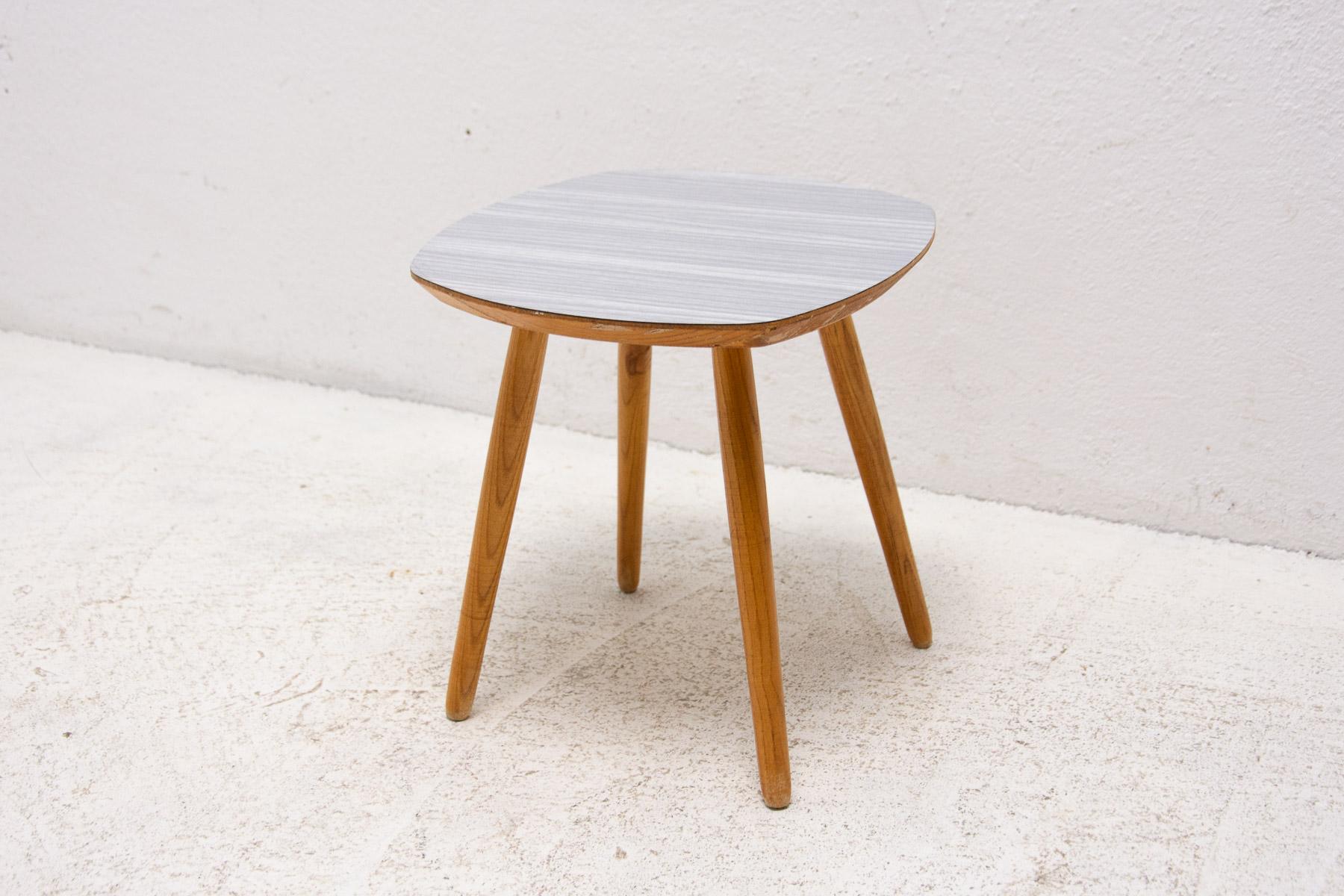 This Vintage stool was made in the former Czechoslovakia in the 1960´s. It´s made of beech wood and formica.

It is in good Vintage condition, showing slight signs of age and using(few scratches on the wood)

 

Height: 32 cm

width: 30