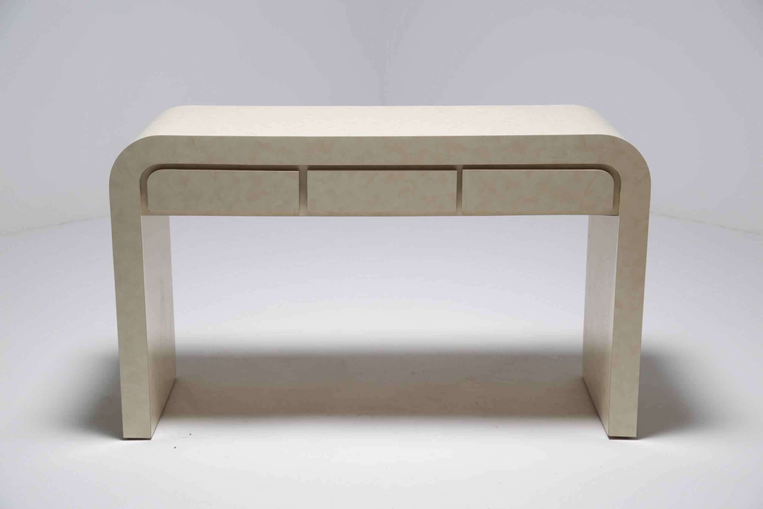 Dieser postmoderne / 1980er-Jahre-Konsolentisch aus Formica in Wasserfallform, der ursprünglich aus den USA stammt, verleiht jeder Einrichtung einen besonderen Charakter. Das Stück hat drei geräumige Schubladen, was bedeutet, dass es ein großartiges