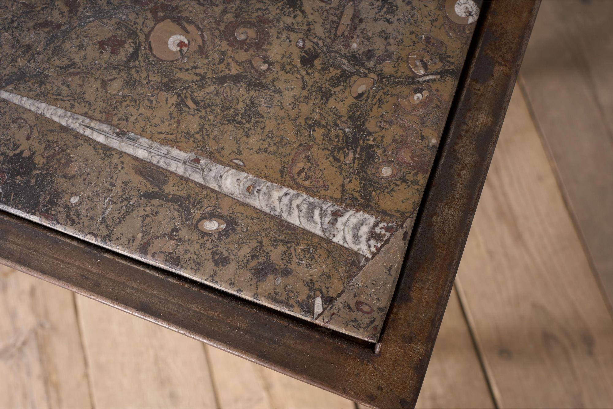 Konsolentisch aus Fossil-Marmor aus der Mitte des Jahrhunderts mit Metallsockel 7