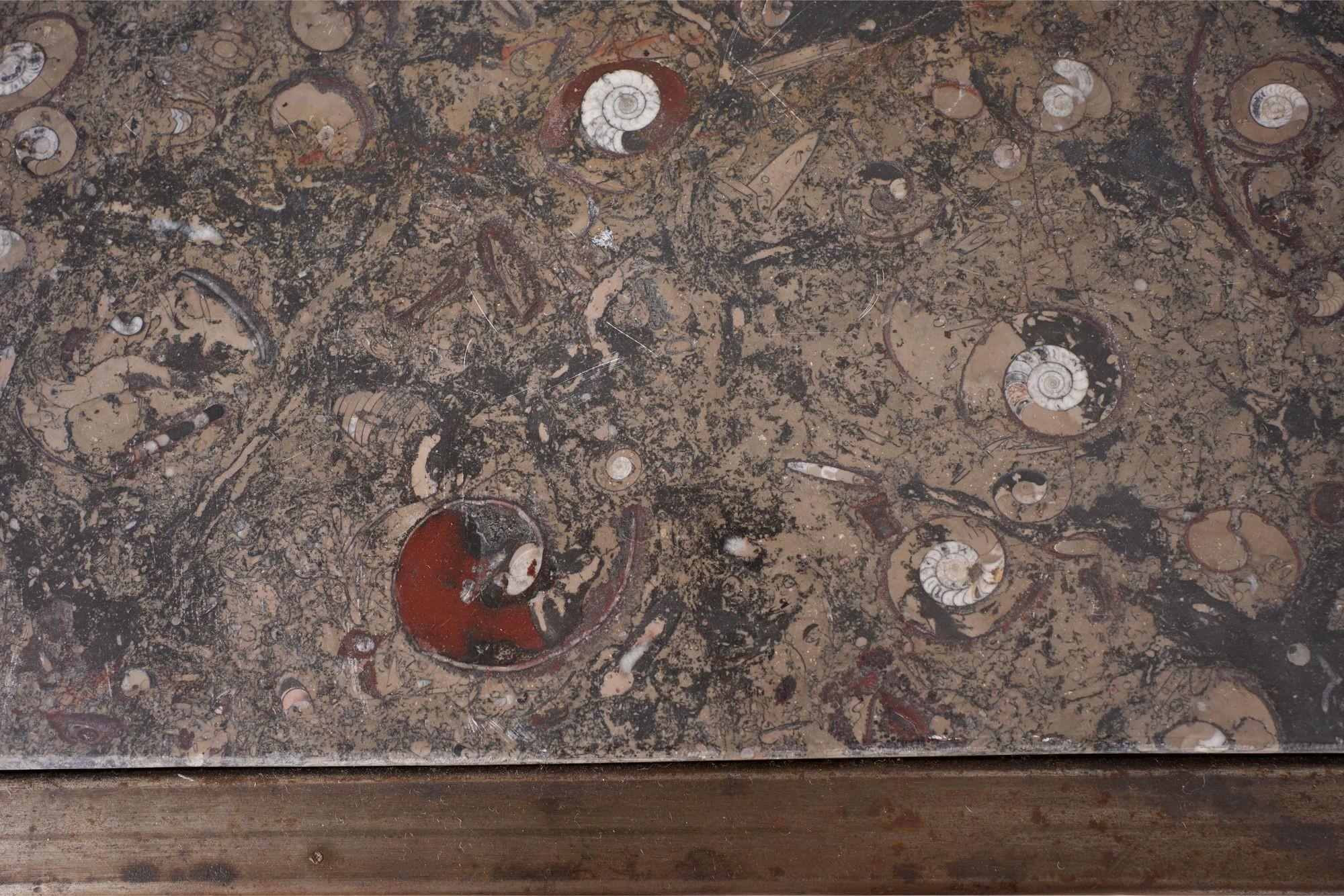 Konsolentisch aus Fossil-Marmor aus der Mitte des Jahrhunderts mit Metallsockel 11