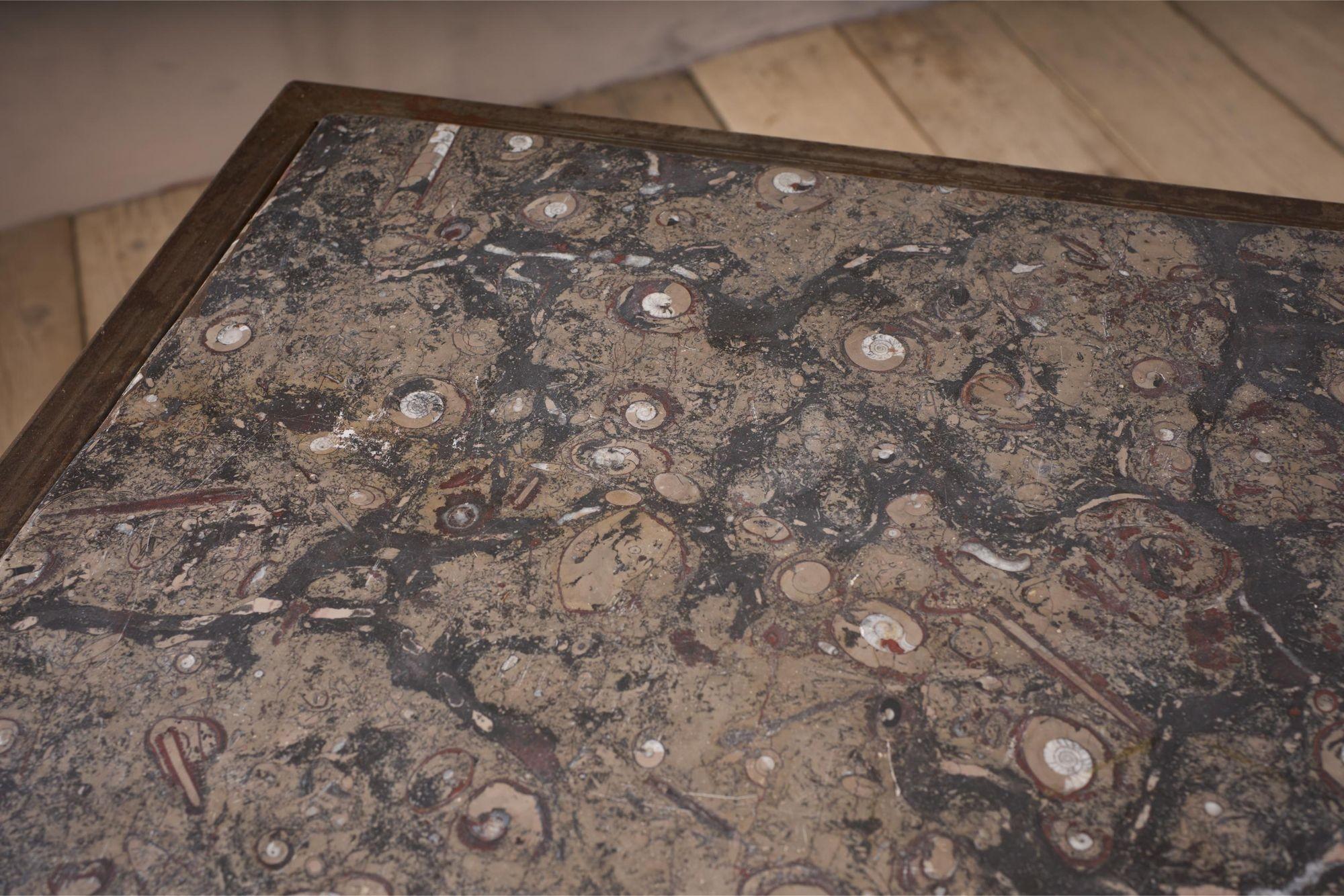 Konsolentisch aus Fossil-Marmor aus der Mitte des Jahrhunderts mit Metallsockel 12