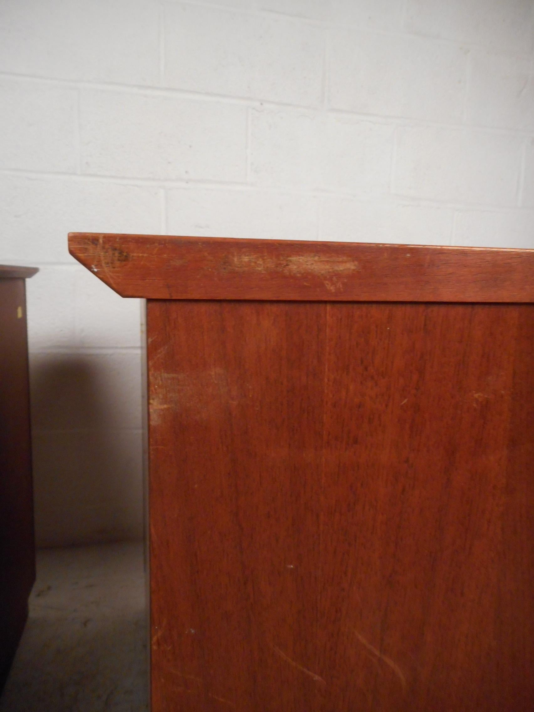 Midcentury Four-Drawer Commodes, a Pair For Sale 12