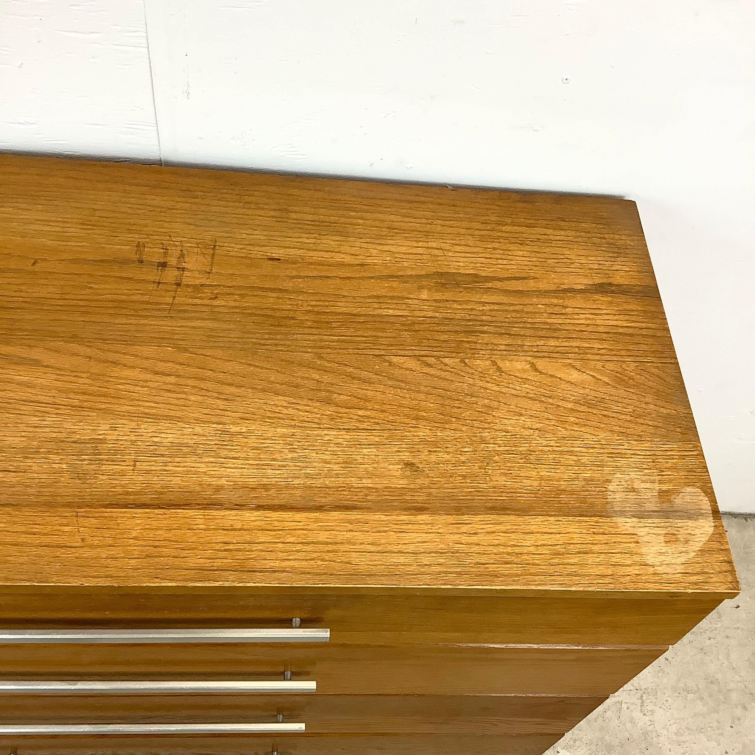 Kommode mit vier Schubladen aus der Mitte des Jahrhunderts von Mengel Furniture- attr. Raymond Loewy im Zustand „Gut“ im Angebot in Trenton, NJ
