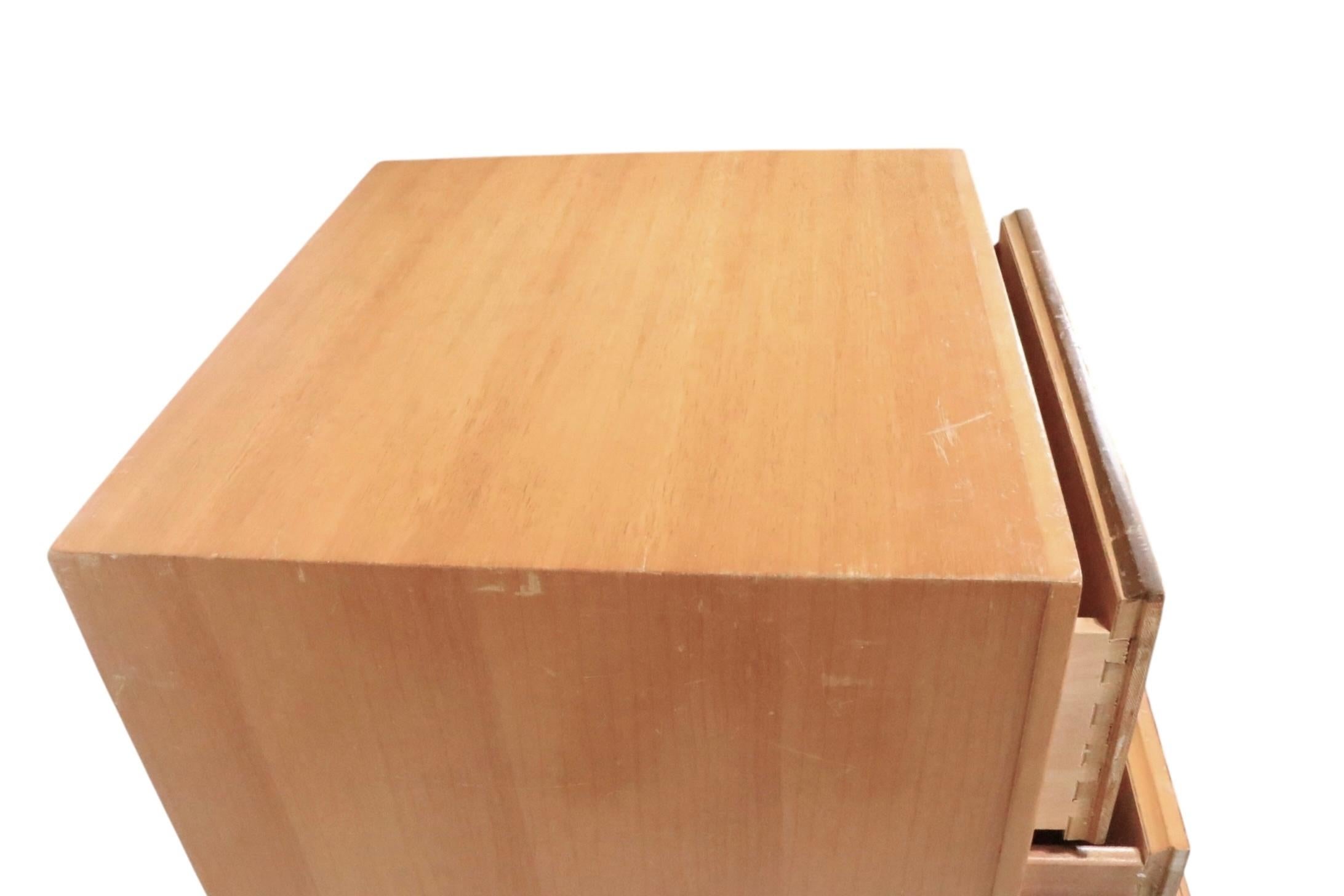 Table de nuit à quatre tiroirs de style Mid Century par Century Furniture c. 1950's en vente 3