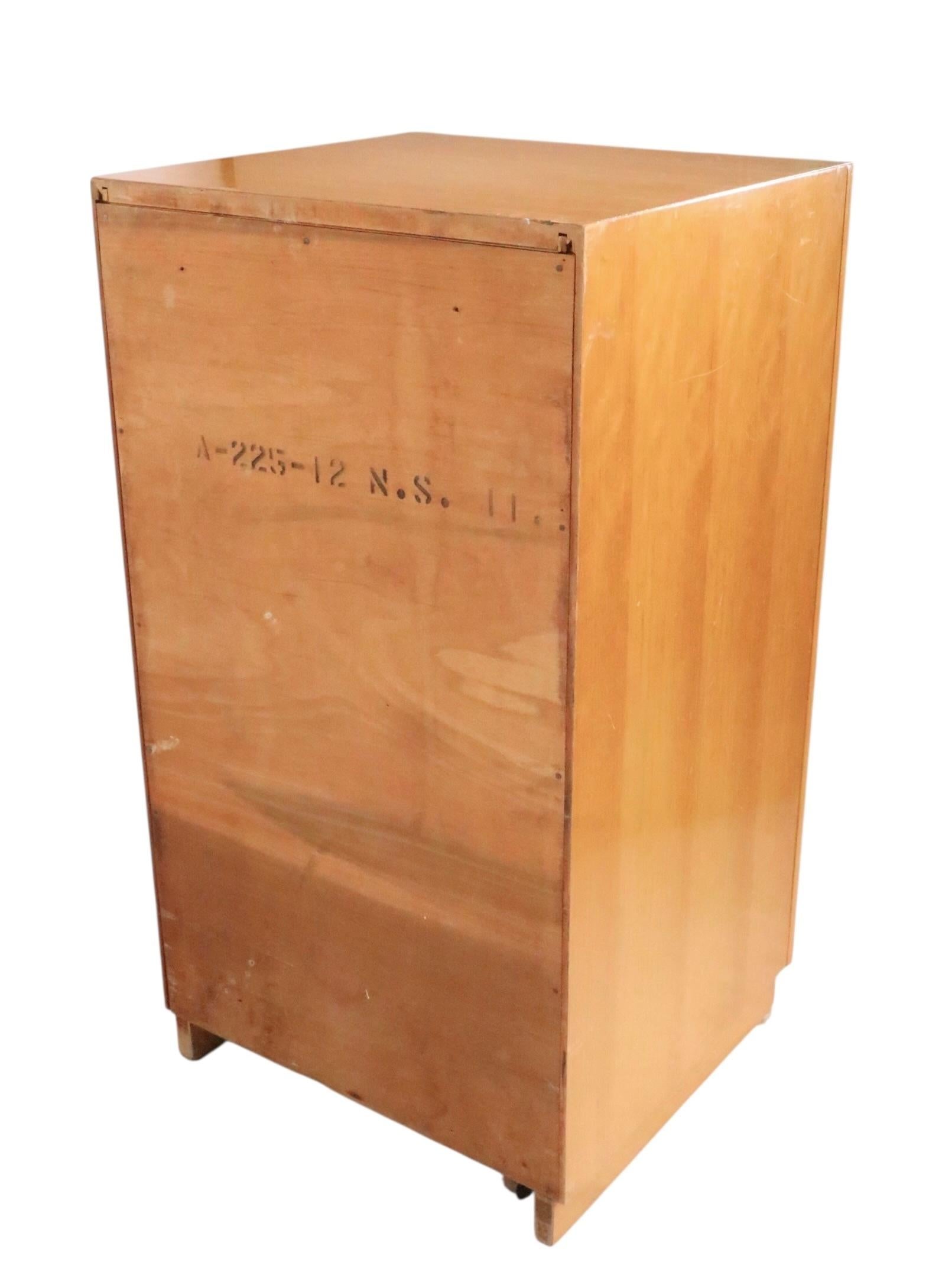 Table de nuit à quatre tiroirs de style Mid Century par Century Furniture c. 1950's en vente 4