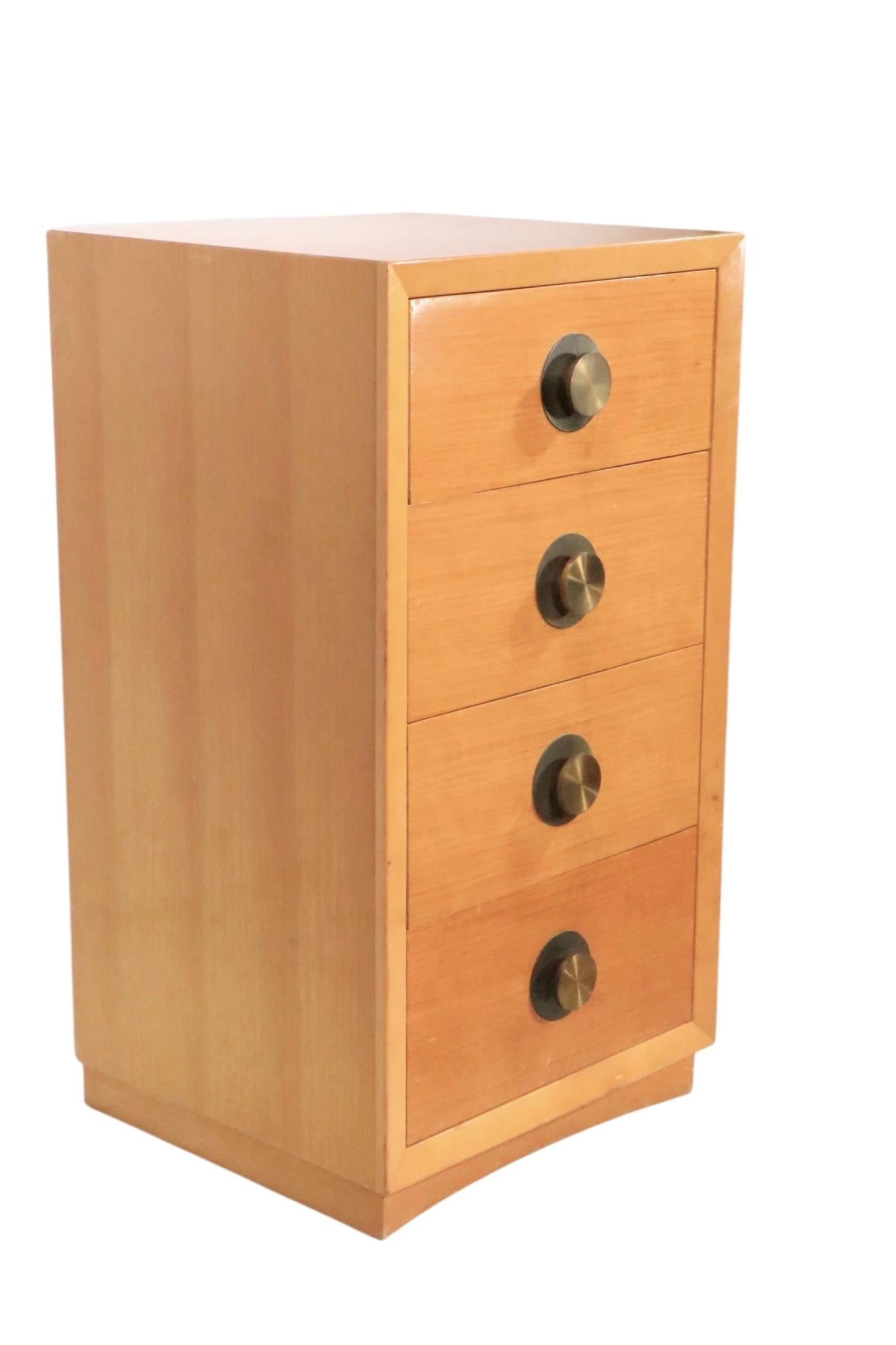 Table de nuit à quatre tiroirs de style Mid Century par Century Furniture c. 1950's en vente 5