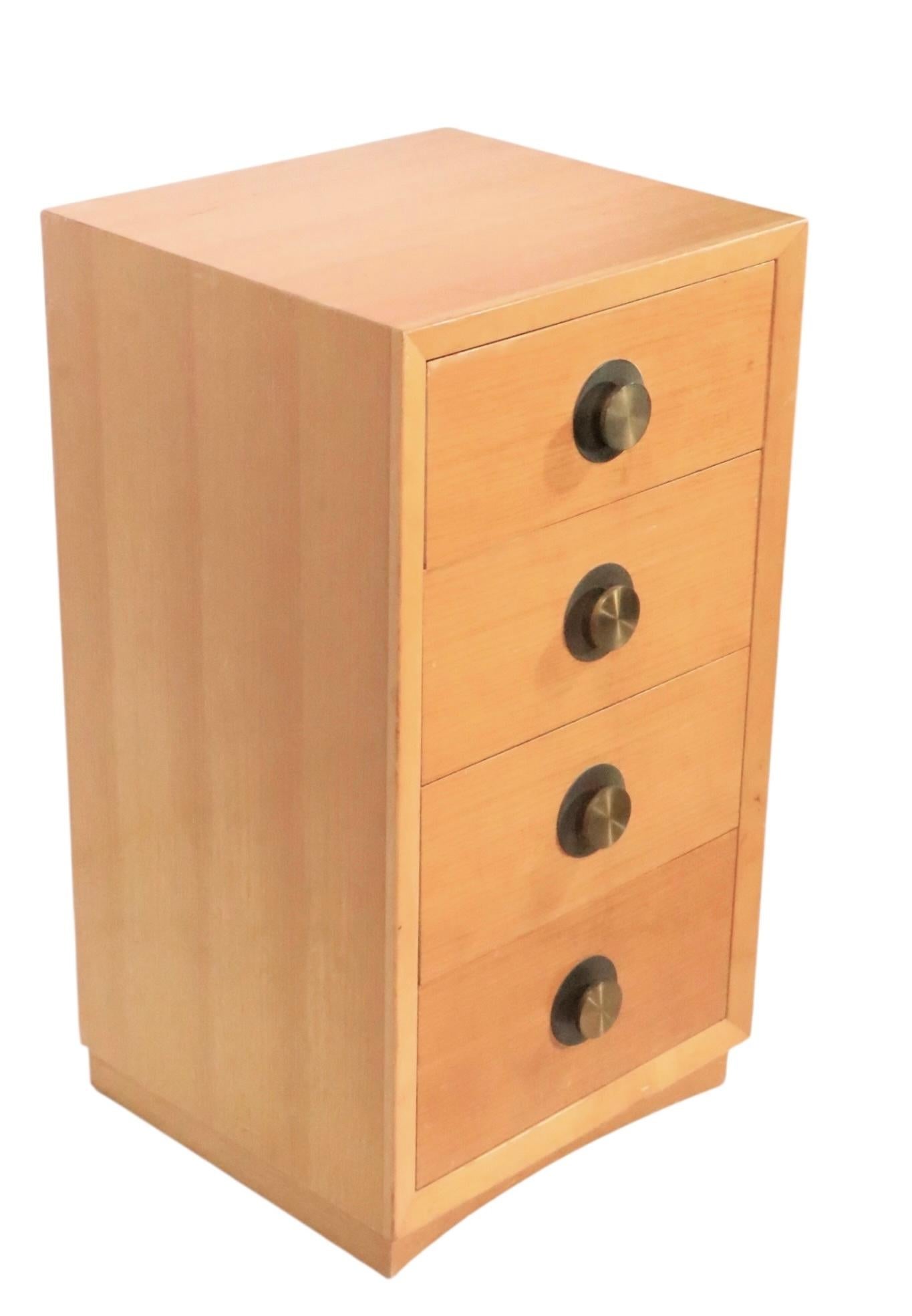 Table de nuit à quatre tiroirs de style Mid Century par Century Furniture c. 1950's en vente 6