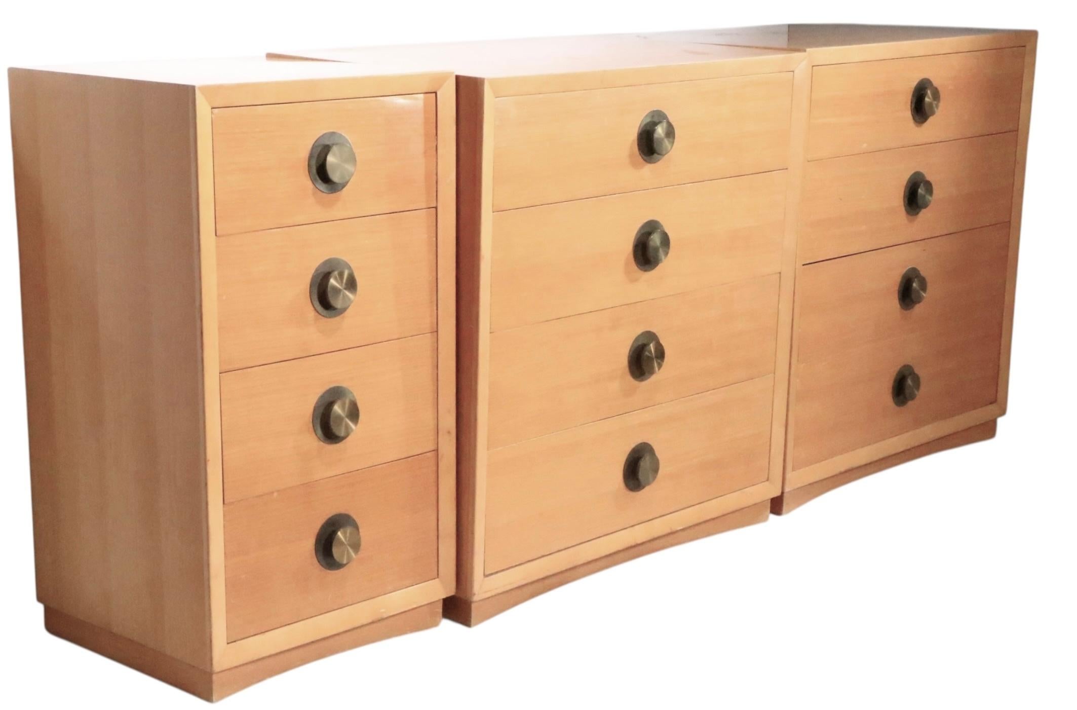 Table de nuit à quatre tiroirs de style Mid Century par Century Furniture c. 1950's en vente 7