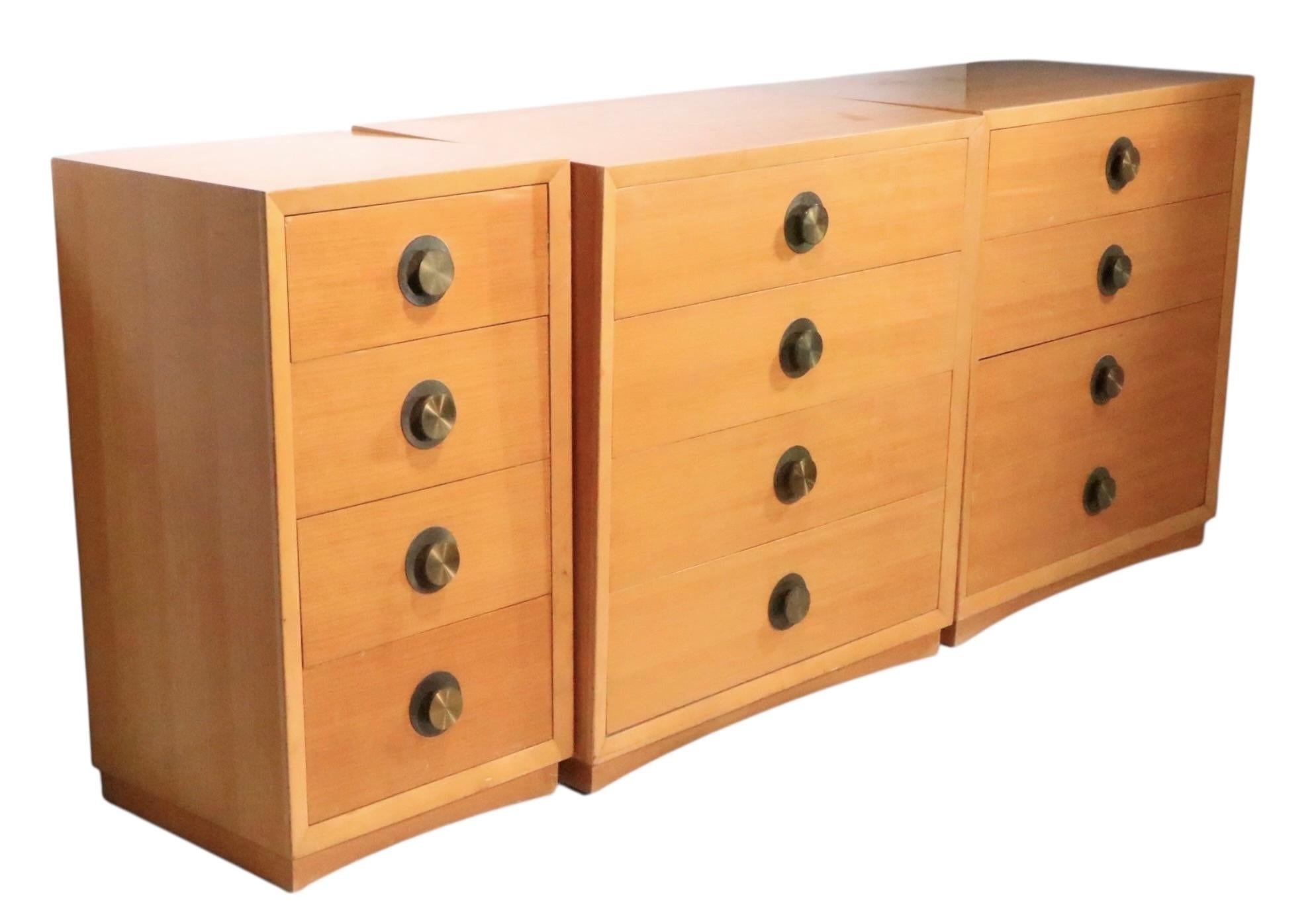 Table de nuit à quatre tiroirs de style Mid Century par Century Furniture c. 1950's en vente 8