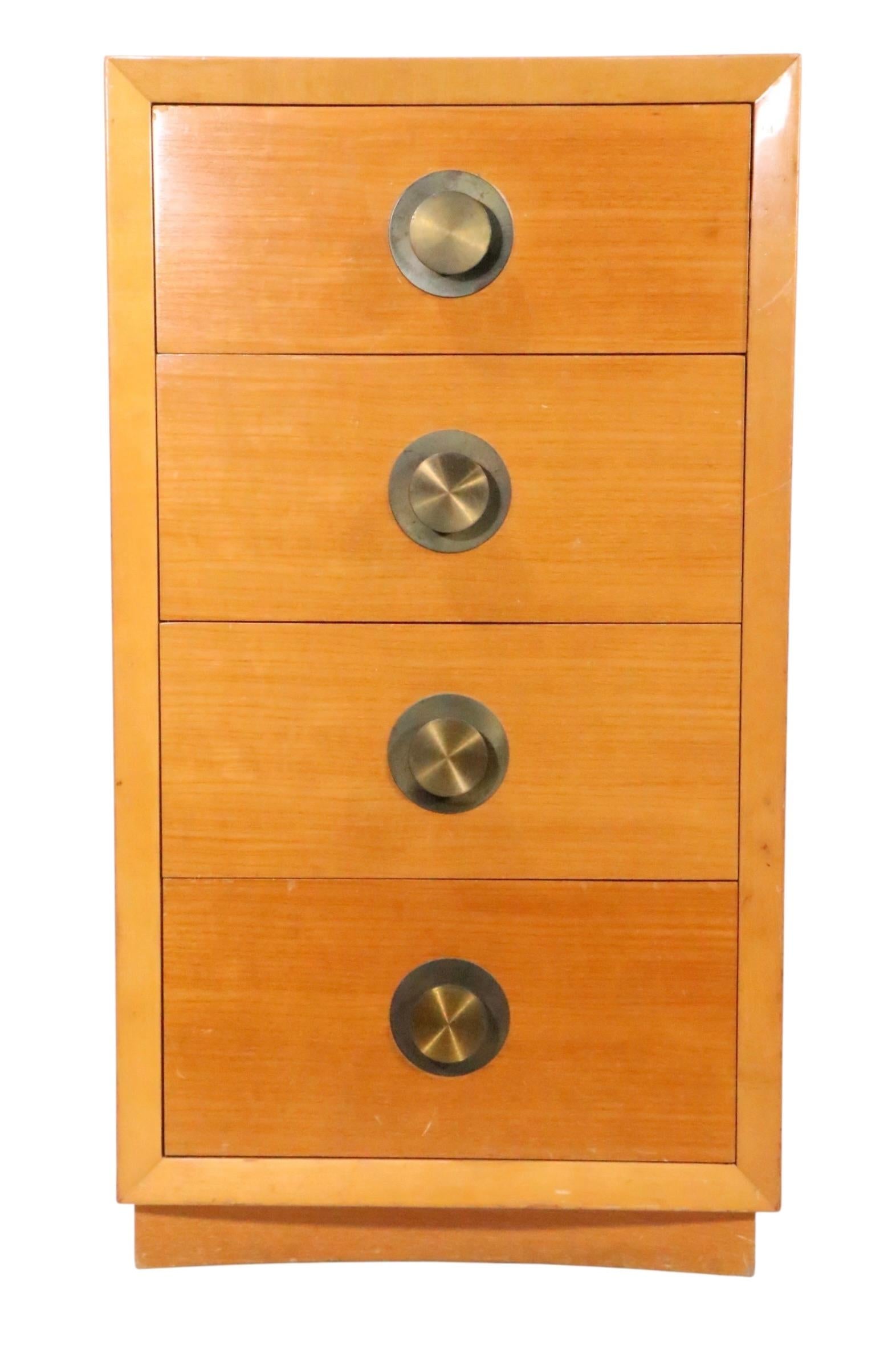 Table de nuit à quatre tiroirs de style Mid Century par Century Furniture c. 1950's en vente 9