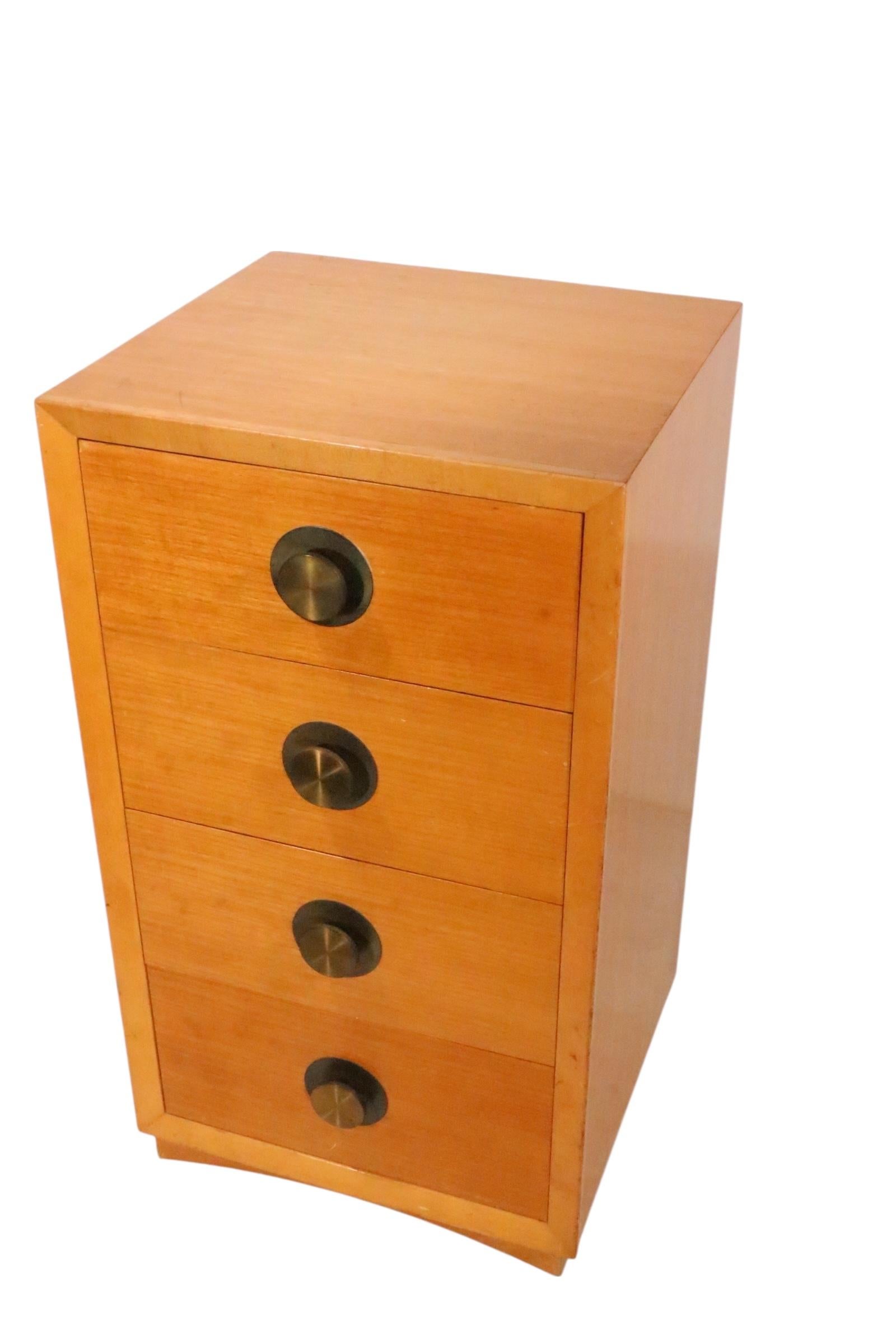 Table de nuit à quatre tiroirs de style Mid Century par Century Furniture c. 1950's en vente 10