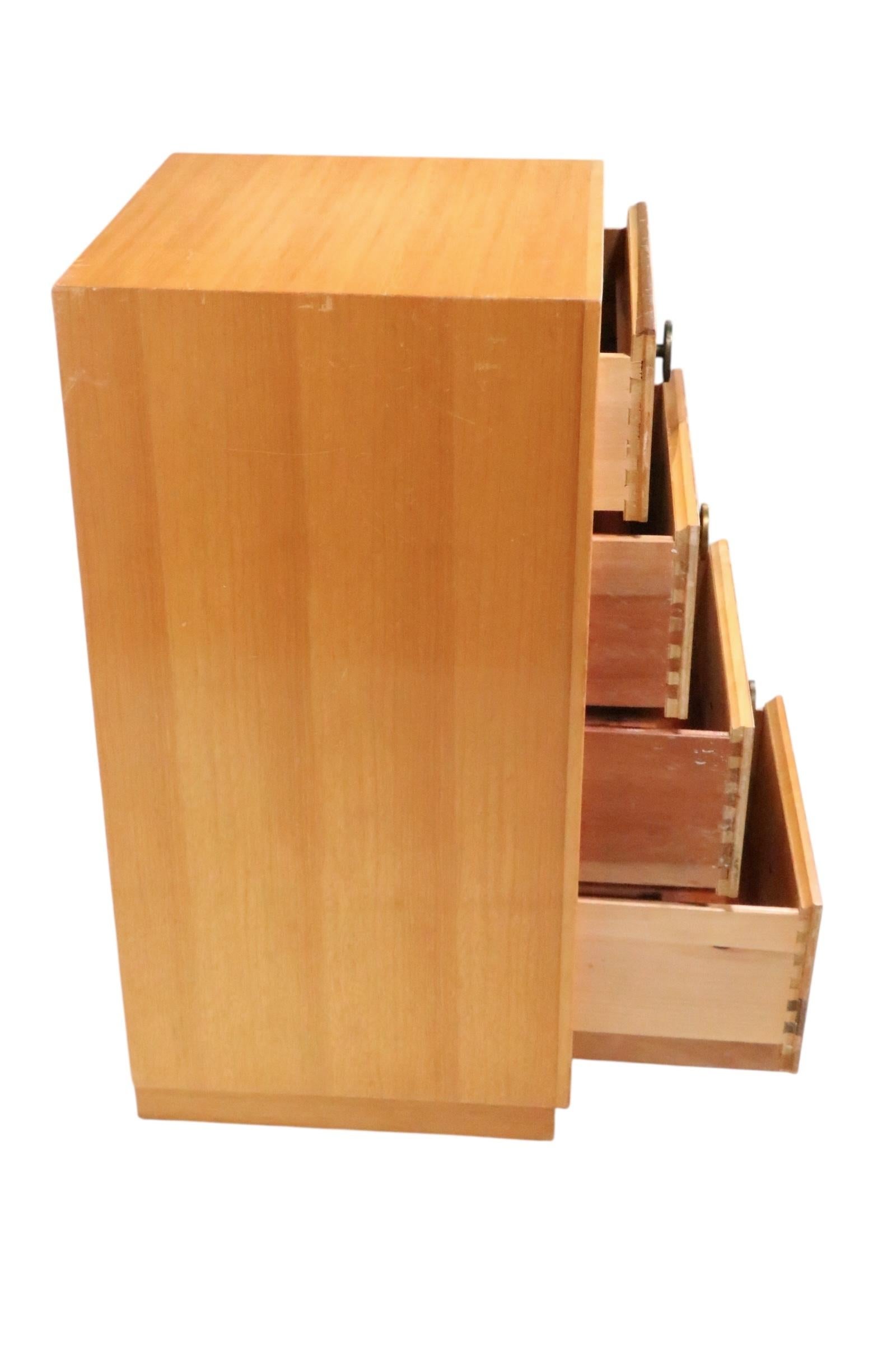 Table de nuit à quatre tiroirs de style Mid Century par Century Furniture c. 1950's en vente 11