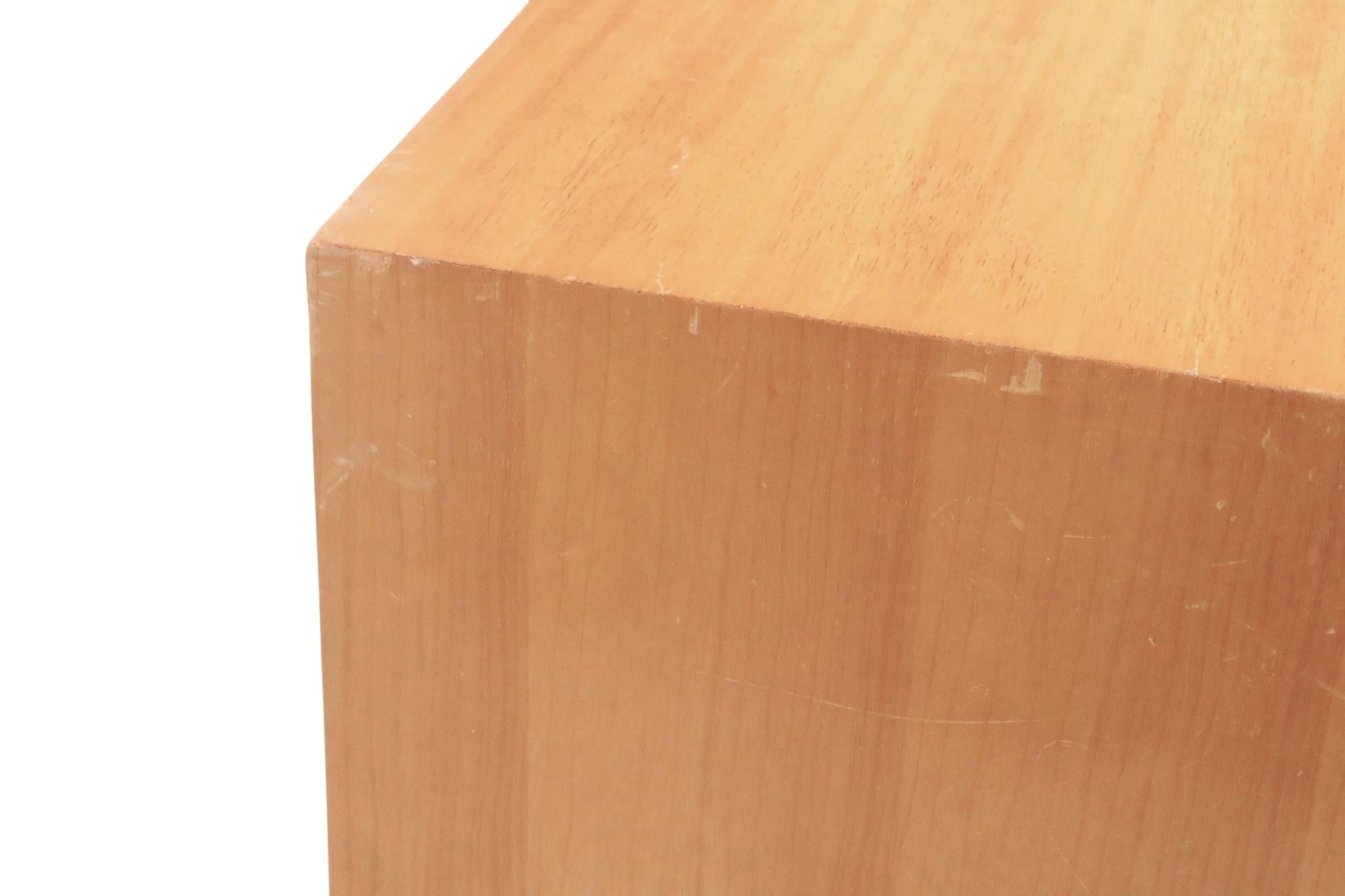 Table de nuit à quatre tiroirs de style Mid Century par Century Furniture c. 1950's en vente 12