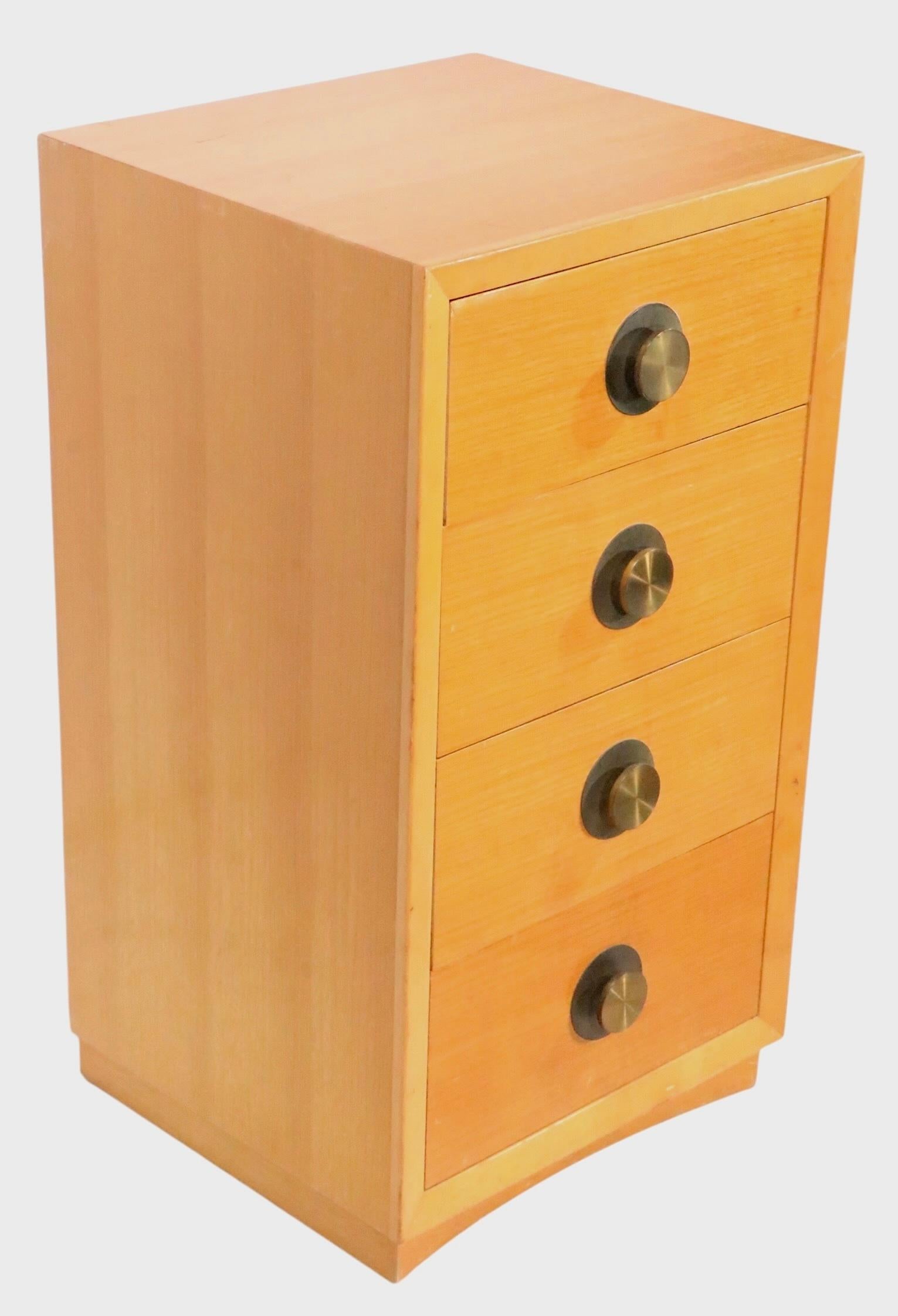 Mid-Century Modern Table de nuit à quatre tiroirs de style Mid Century par Century Furniture c. 1950's en vente