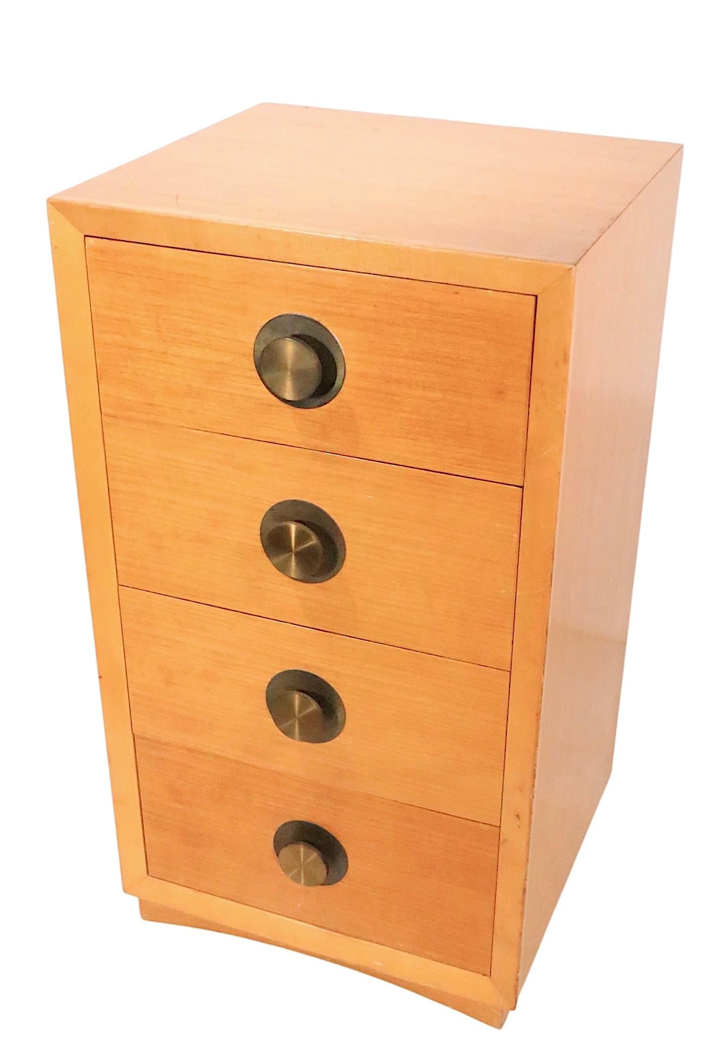 Table de nuit à quatre tiroirs de style Mid Century par Century Furniture c. 1950's Bon état - En vente à New York, NY