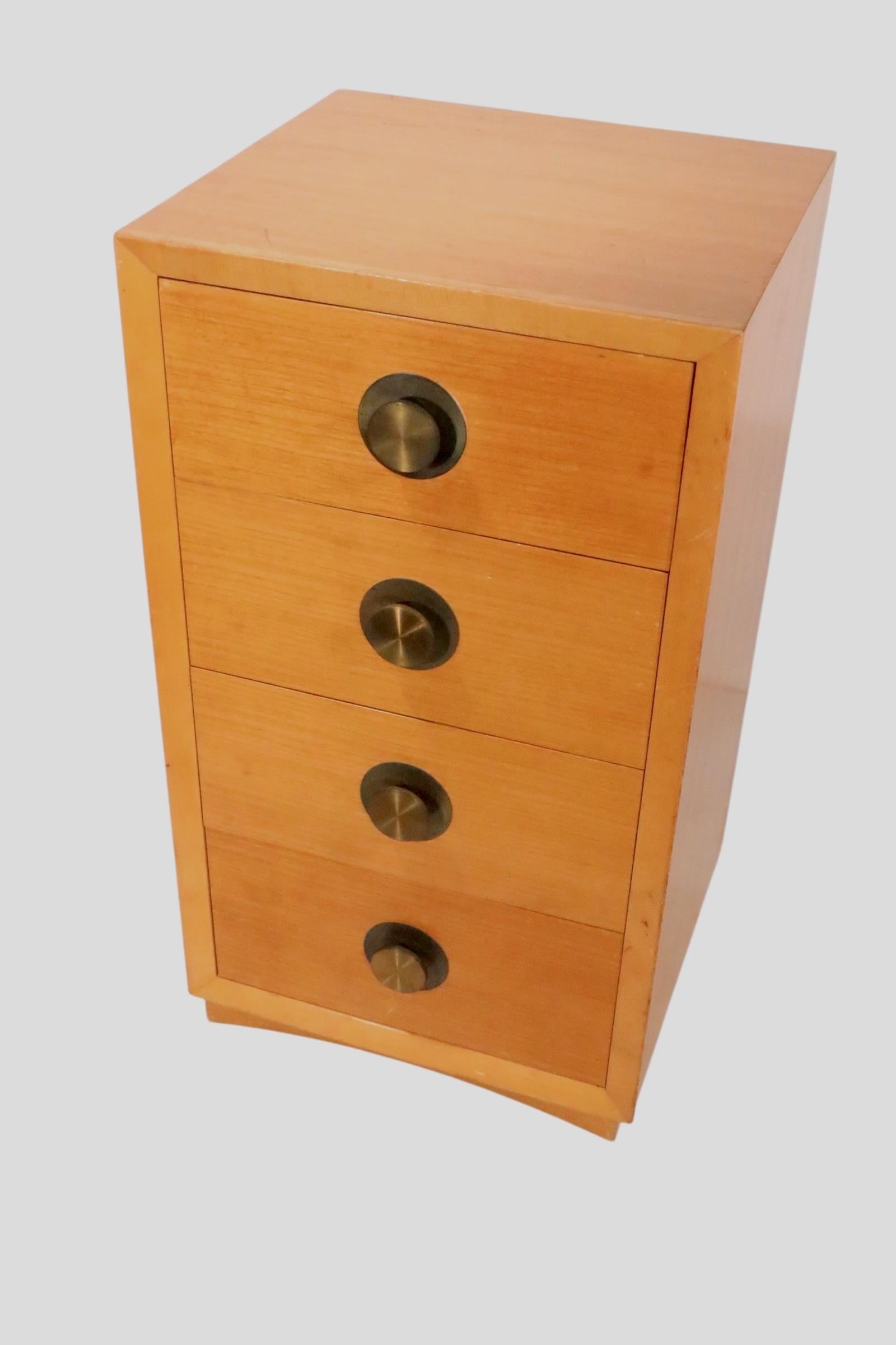 20ième siècle Table de nuit à quatre tiroirs de style Mid Century par Century Furniture c. 1950's en vente