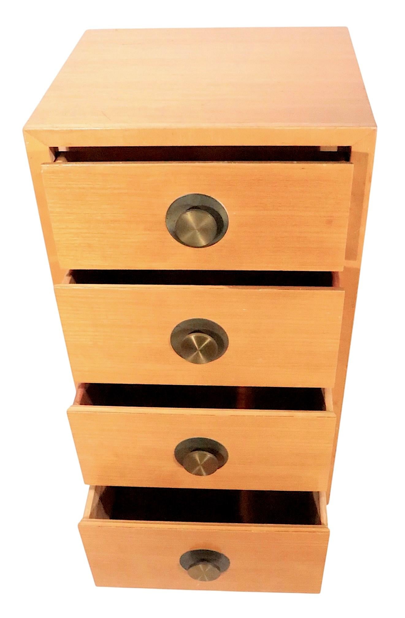 Laiton Table de nuit à quatre tiroirs de style Mid Century par Century Furniture c. 1950's en vente