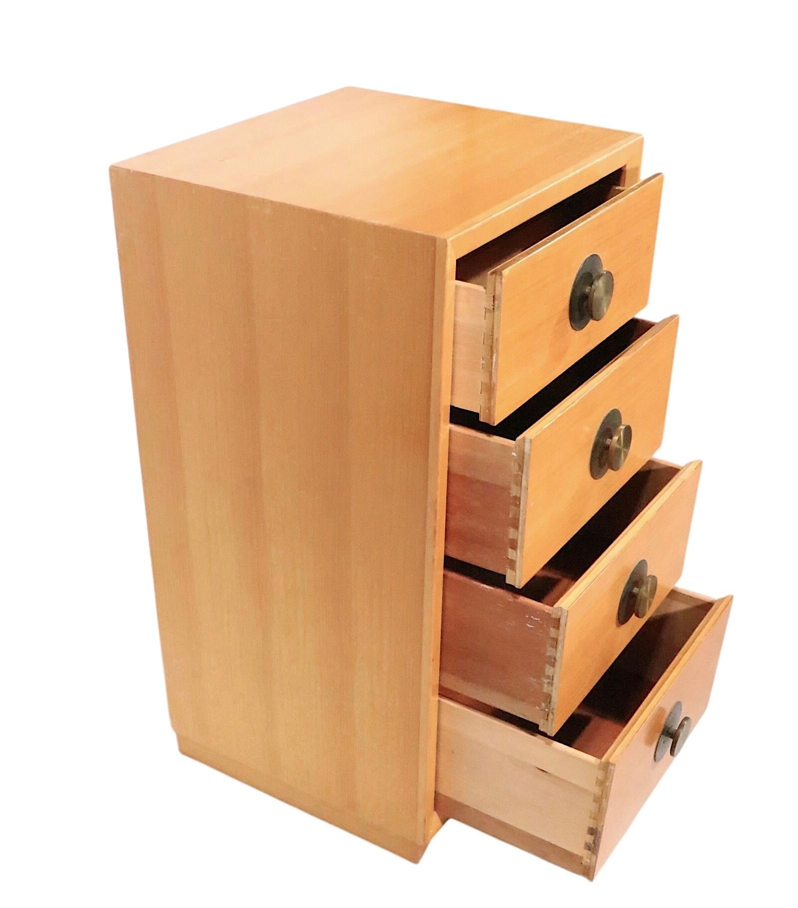 Table de nuit à quatre tiroirs de style Mid Century par Century Furniture c. 1950's en vente 1