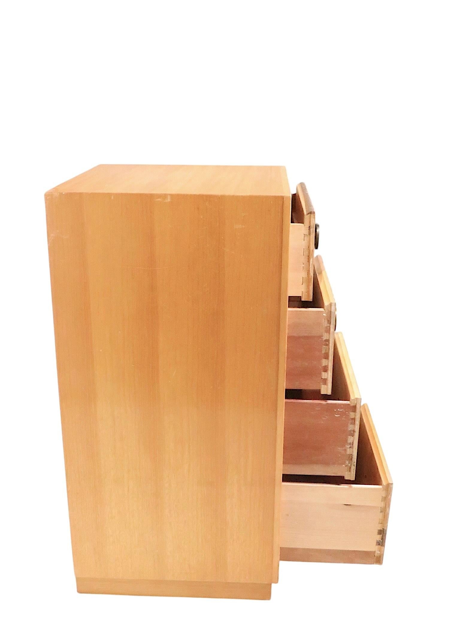 Table de nuit à quatre tiroirs de style Mid Century par Century Furniture c. 1950's en vente 2