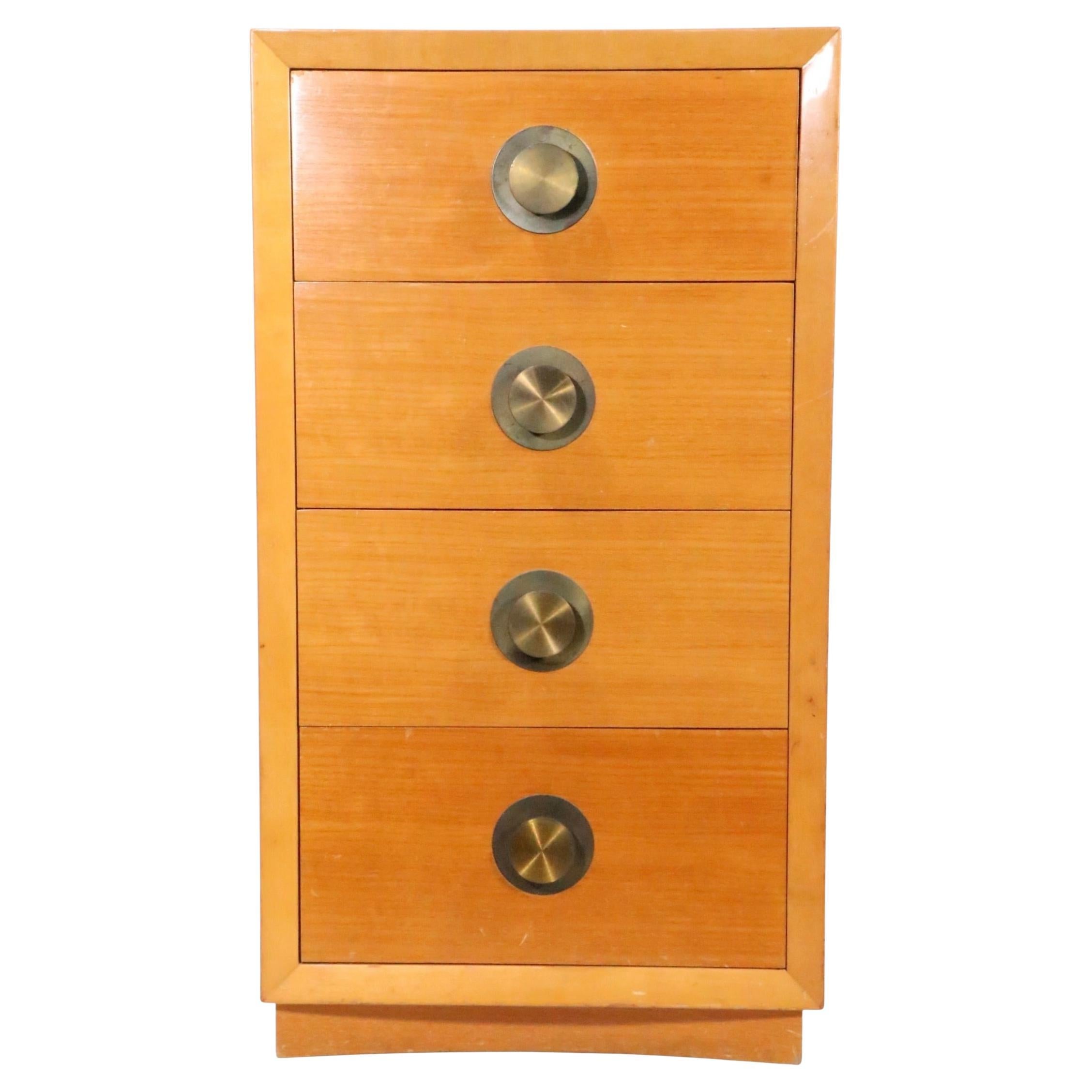 Table de nuit à quatre tiroirs de style Mid Century par Century Furniture c. 1950
s en vente