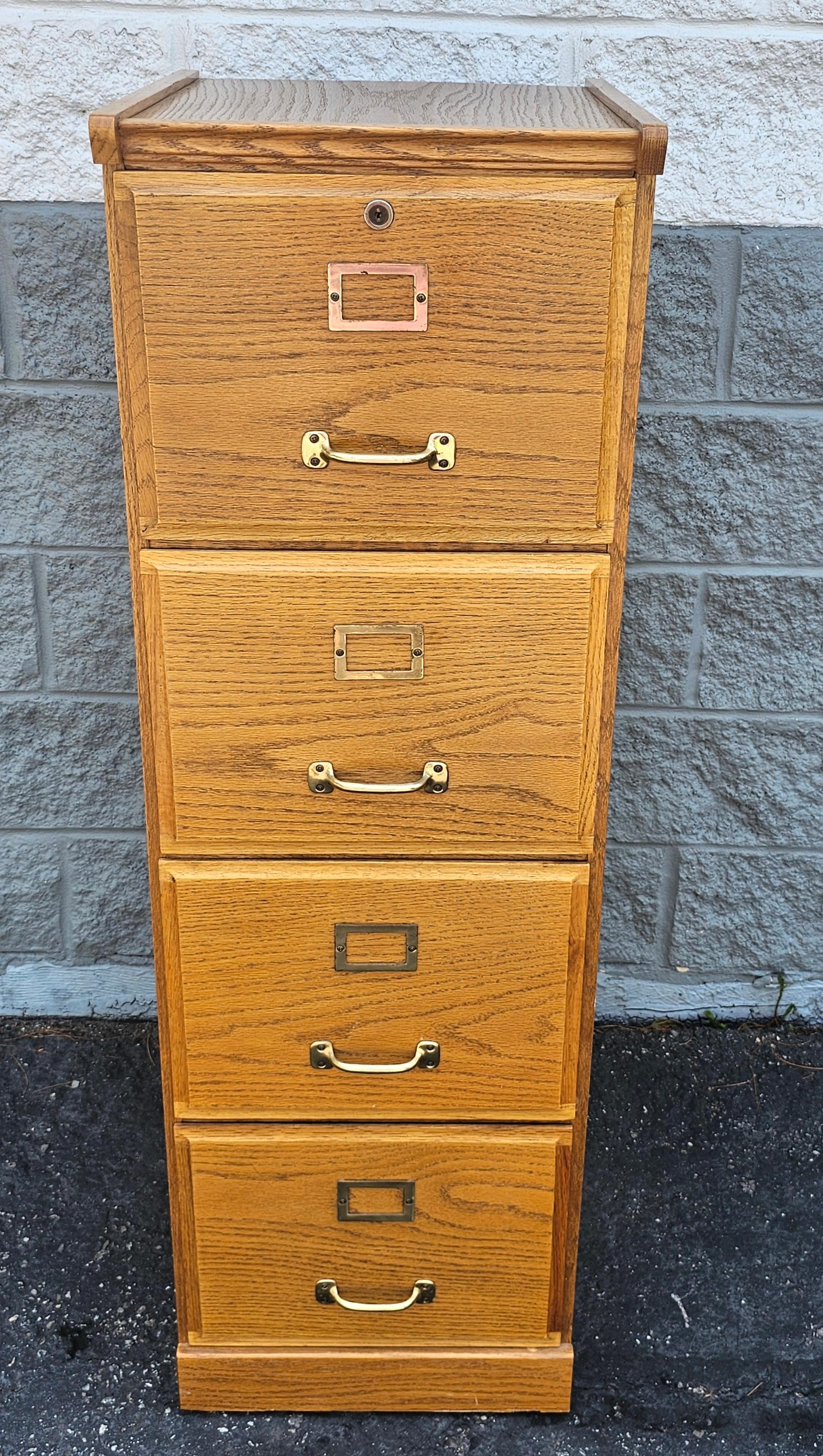 Mid Century Vier Schubladen Eiche Aktenschrank im Angebot 5