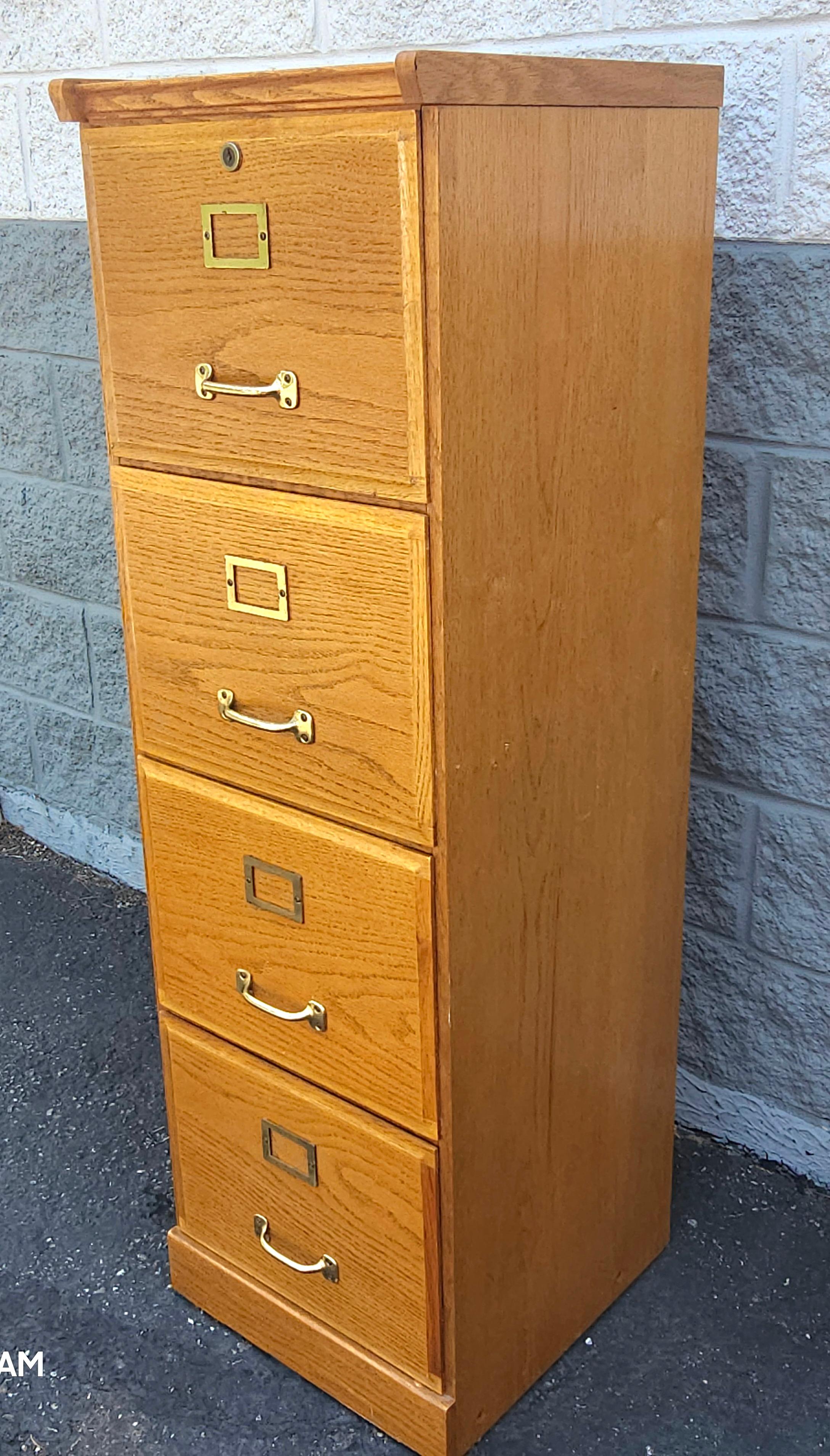 Ein Mid Century Vier Schublade Eiche Aktenschrank. Schlüssel ( 2) und Schloss vorhanden und funktionsfähig.
 Maßnahmen 16 