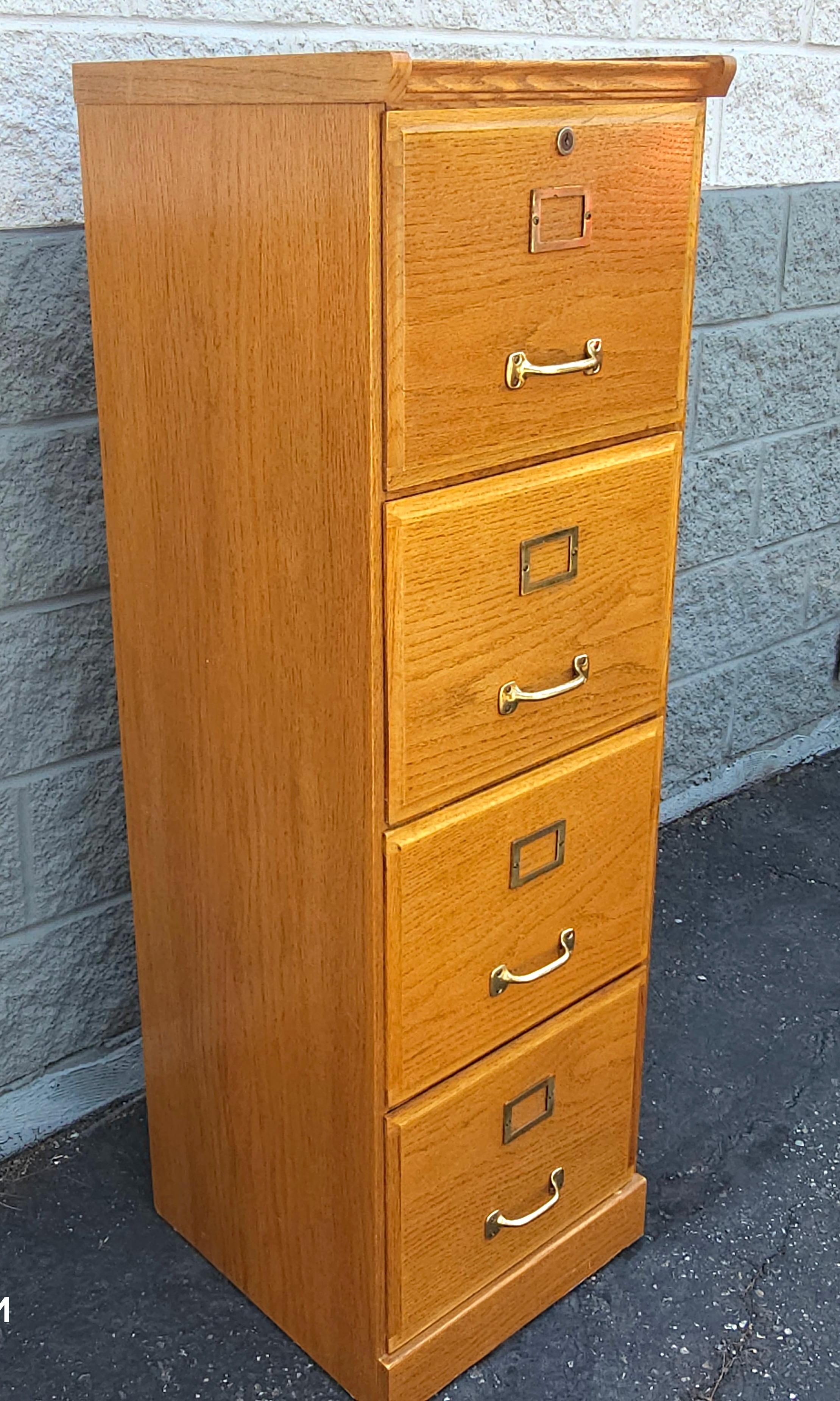 Mid Century Vier Schubladen Eiche Aktenschrank (Amerikanische Klassik) im Angebot