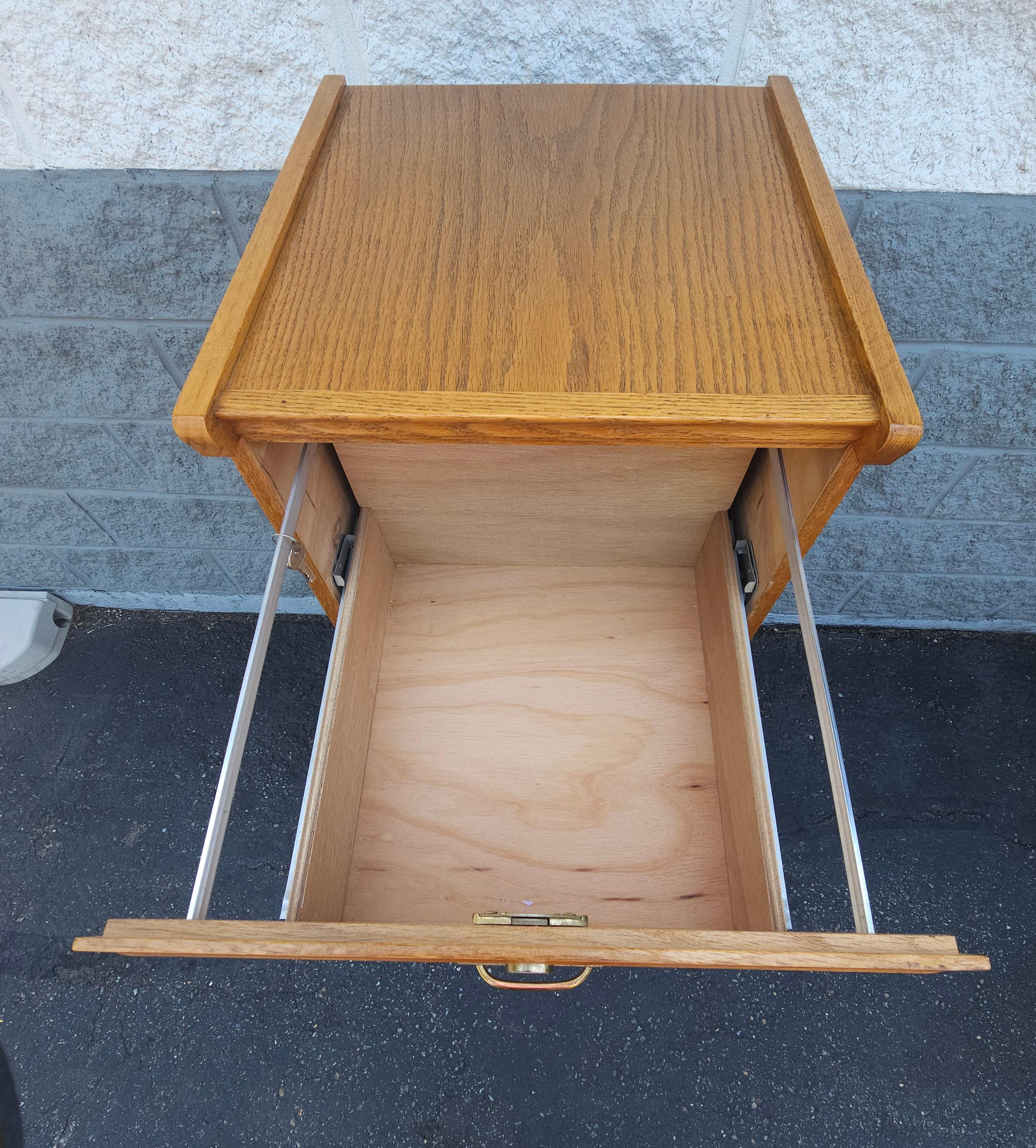 Mid Century Vier Schubladen Eiche Aktenschrank (amerikanisch) im Angebot