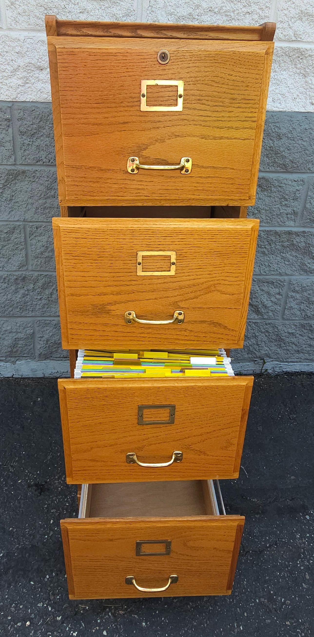 Mid Century Vier Schubladen Eiche Aktenschrank im Zustand „Gut“ im Angebot in Germantown, MD