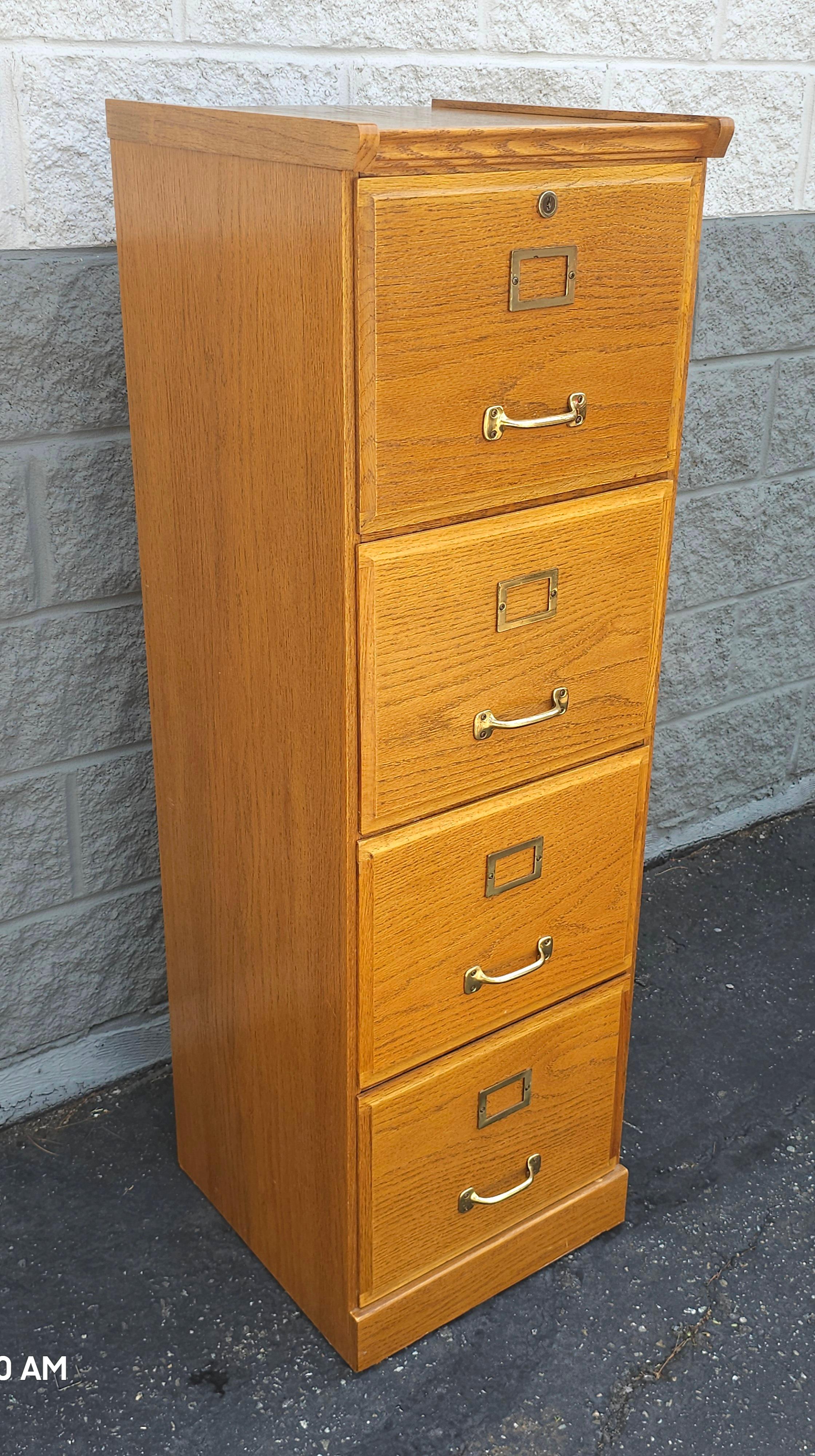 Mid Century Vier Schubladen Eiche Aktenschrank (Eichenholz) im Angebot