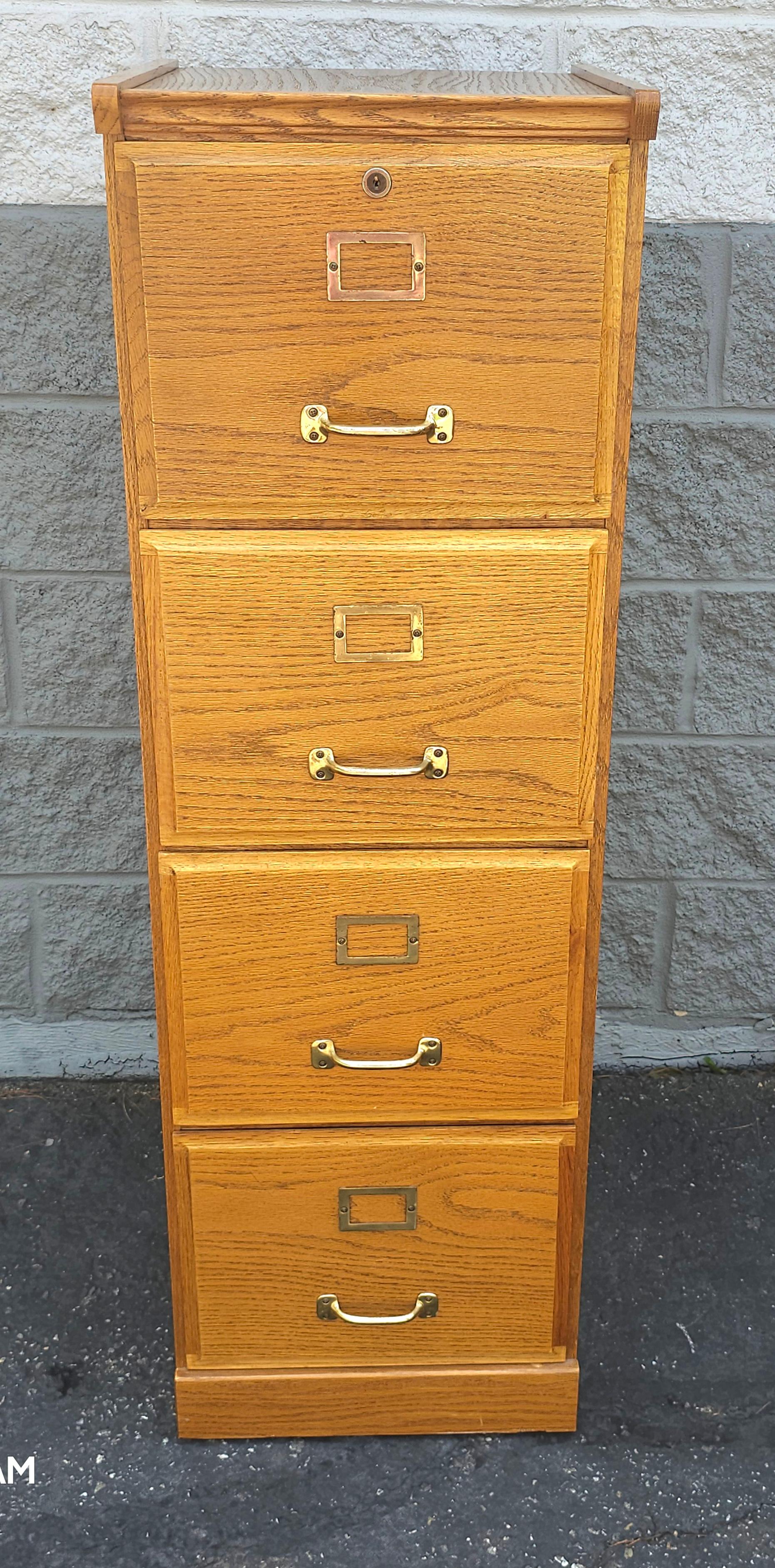 Mid Century Vier Schubladen Eiche Aktenschrank im Angebot 1