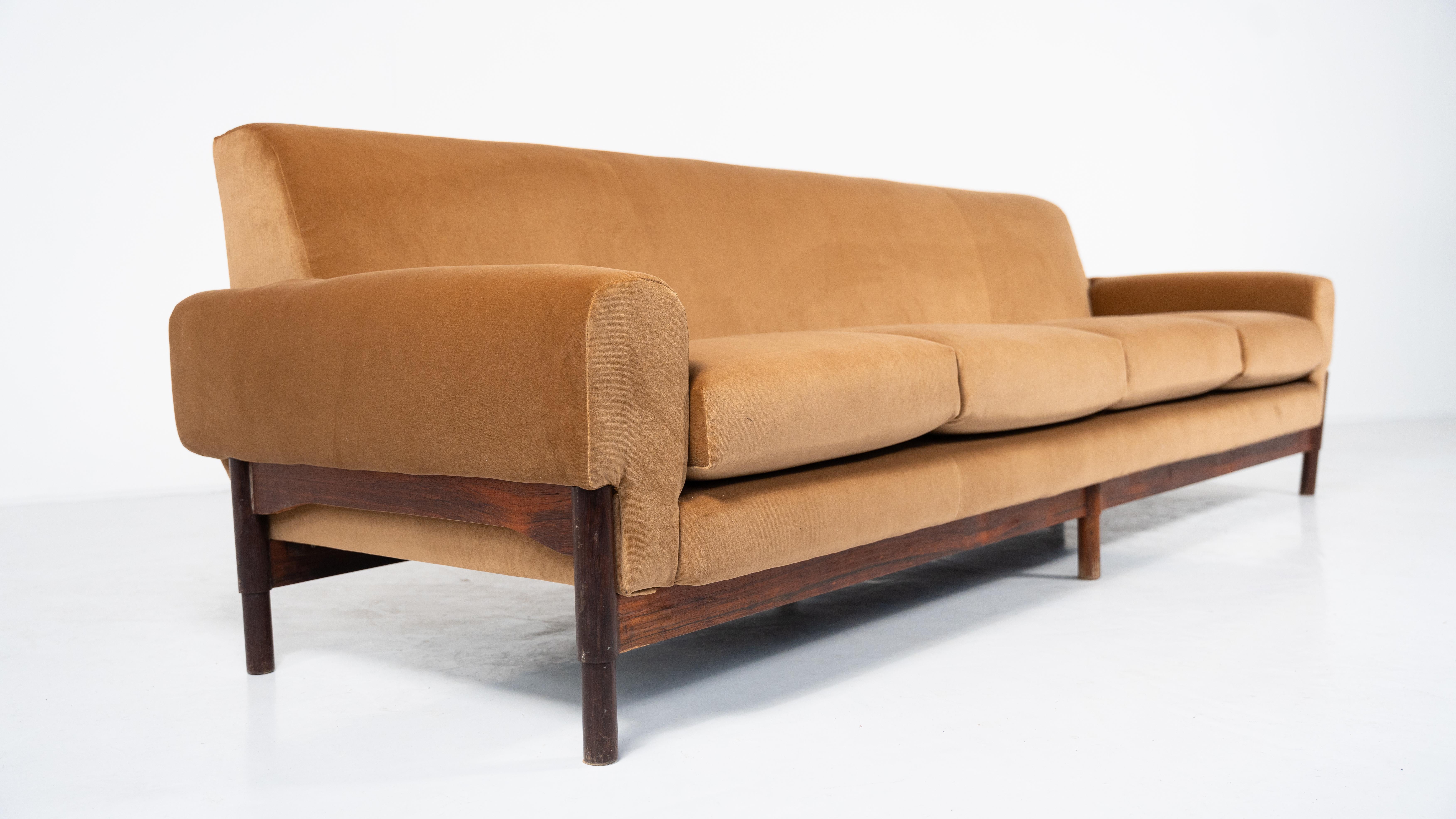 Mid-Century Four Seater Sofa by Saporiti, Italy, 1960s - New Upholstery For Sale 4