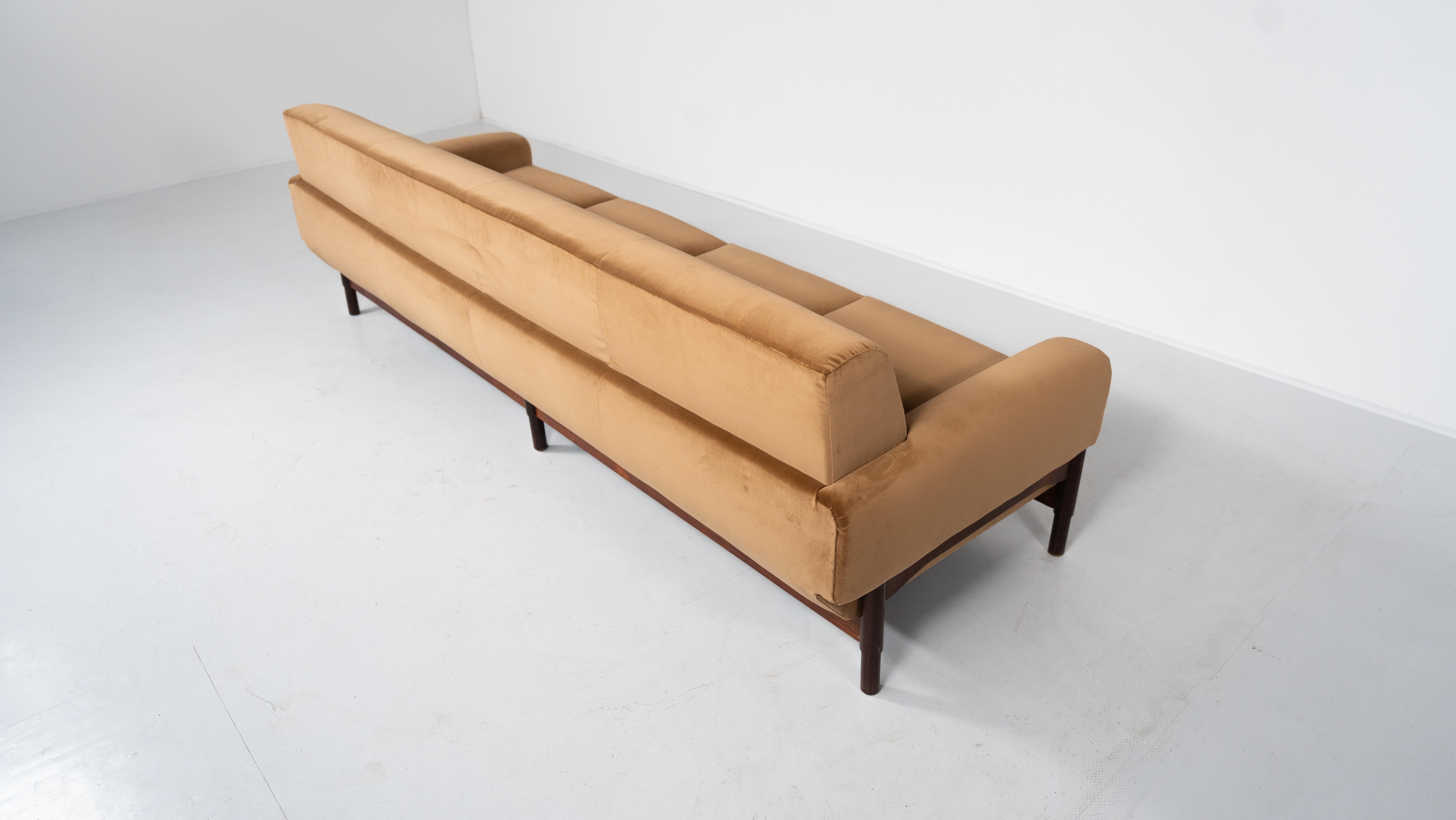 Mid-Century Four Seater Sofa by Saporiti, Italy, 1960s - New Upholstery For Sale 9
