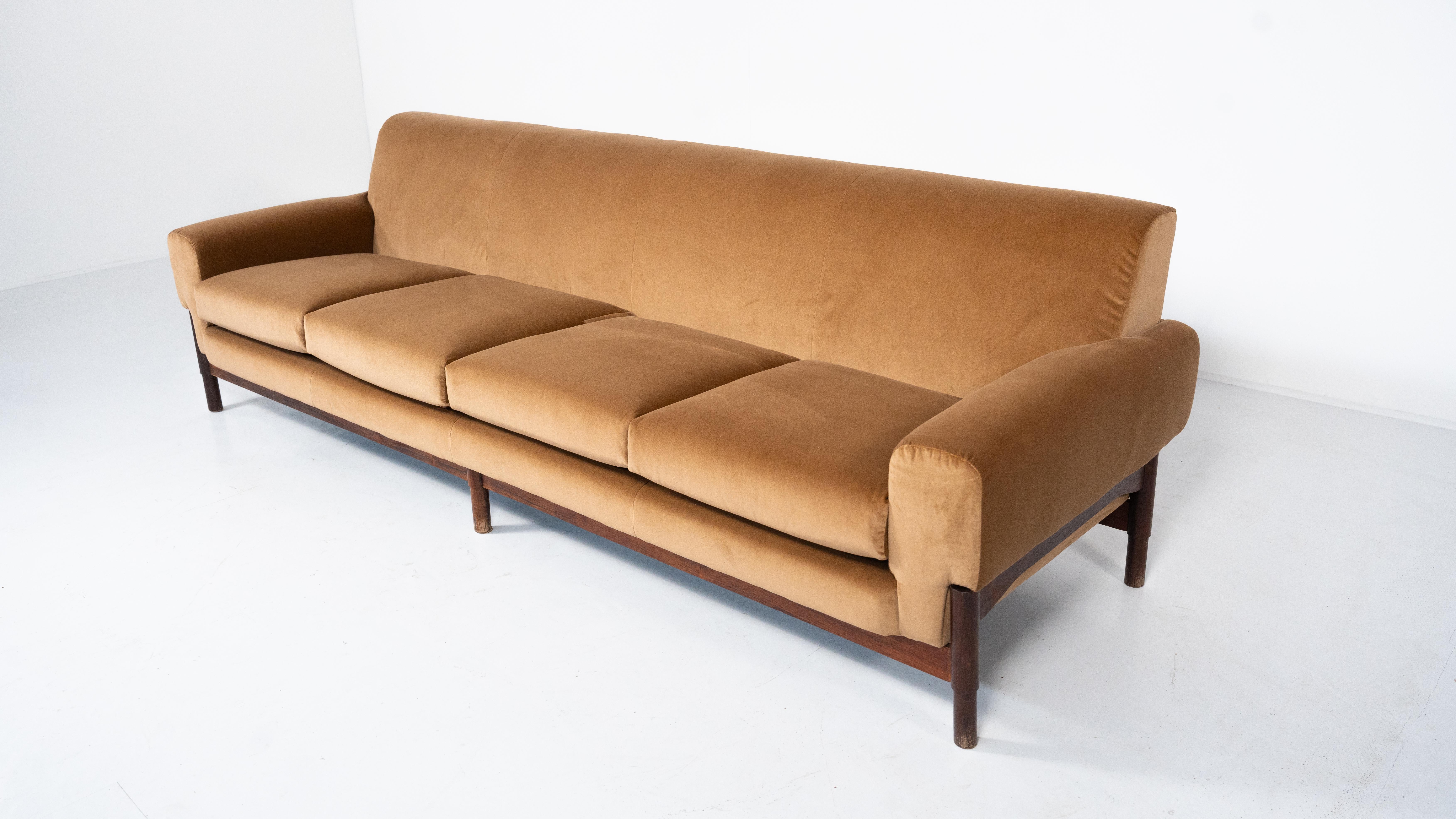 Mid-Century Four Seater Sofa by Saporiti, Italy, 1960s - New Upholstery In Good Condition For Sale In Brussels, BE