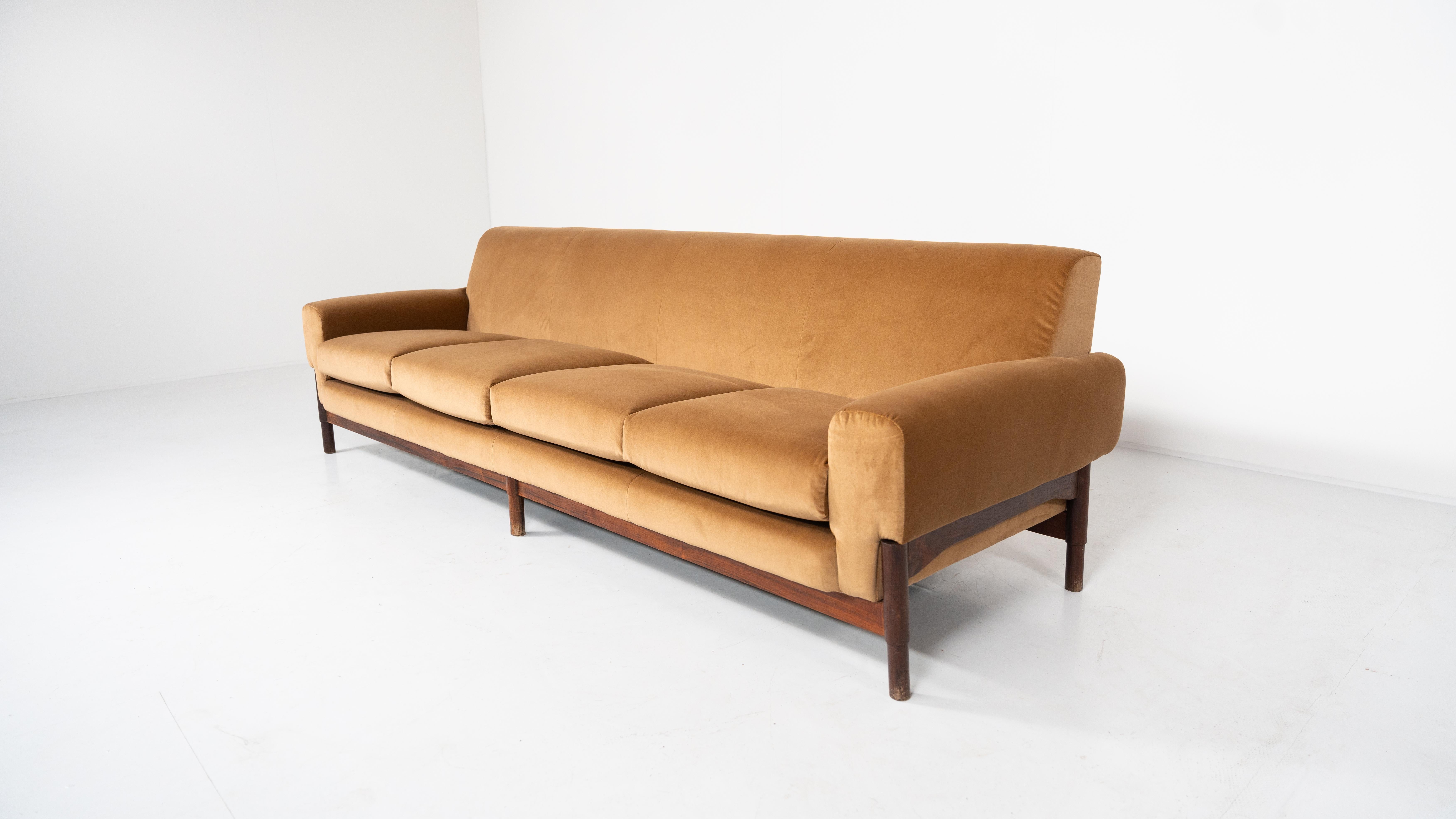 Mid-Century Four Seater Sofa by Saporiti, Italy, 1960s - New Upholstery For Sale 3