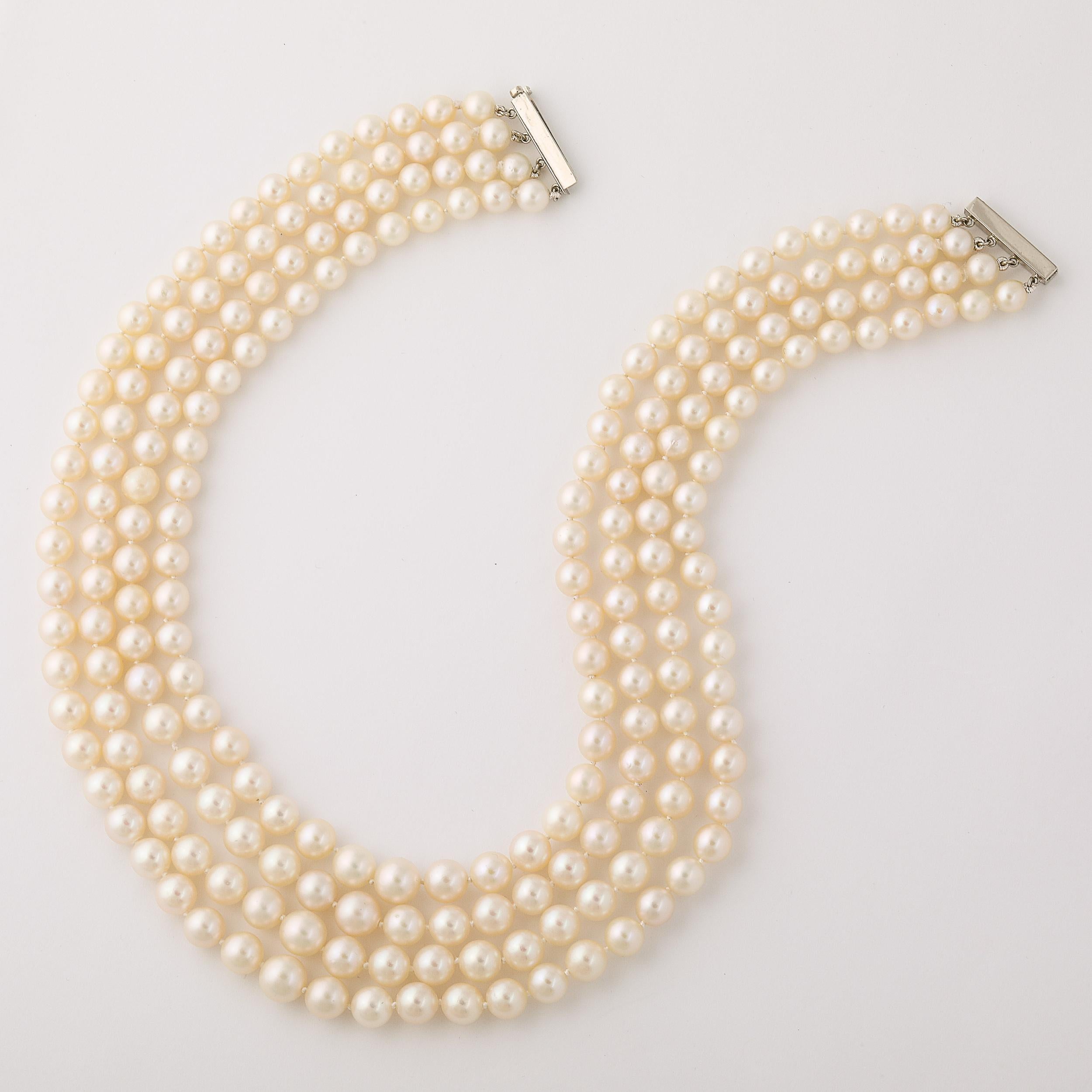 Collar de perlas de cuatro vueltas de mediados de siglo con cierre de platino y diamantes en venta 4