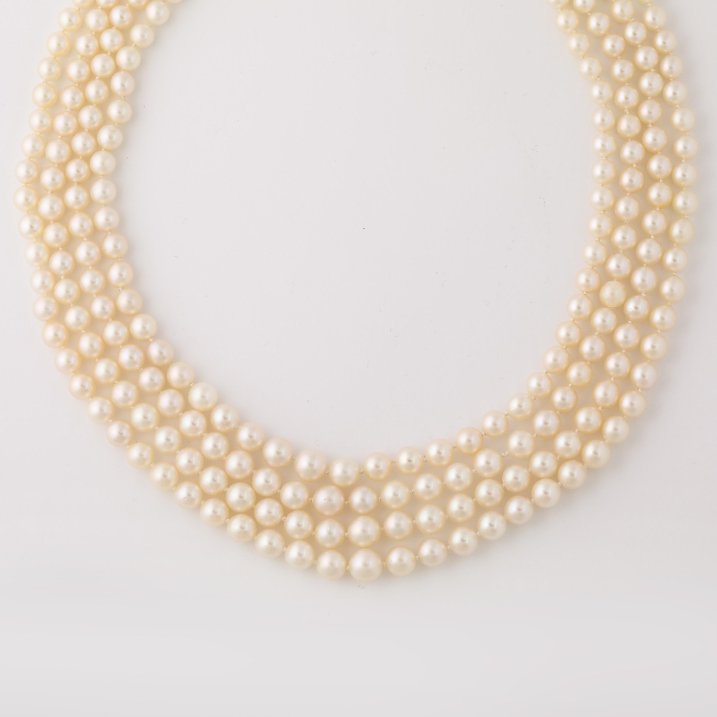 Collar de perlas de cuatro vueltas de mediados de siglo con cierre de platino y diamantes en venta 5