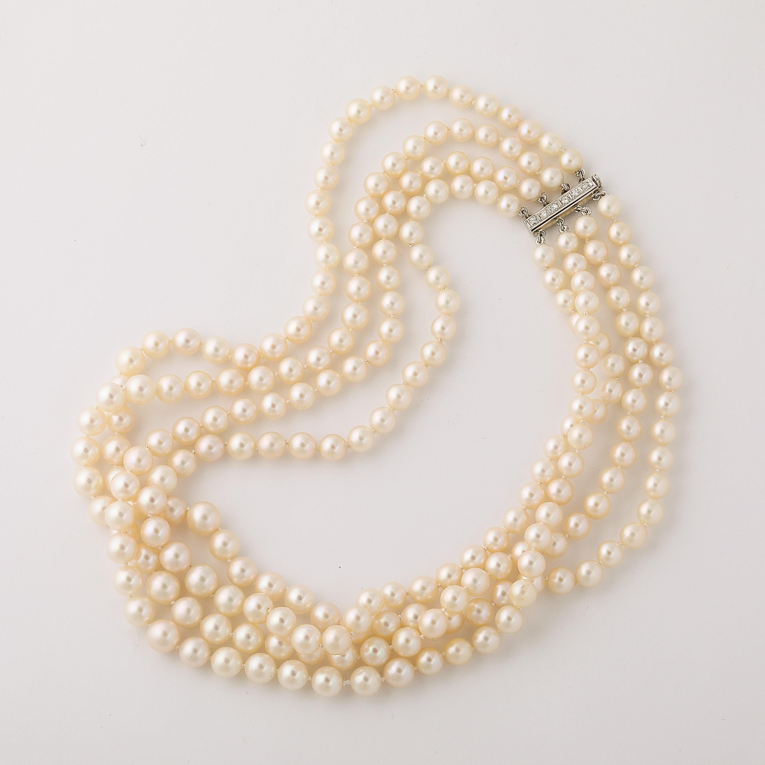Collar de perlas de cuatro vueltas de mediados de siglo con cierre de platino y diamantes en venta 6