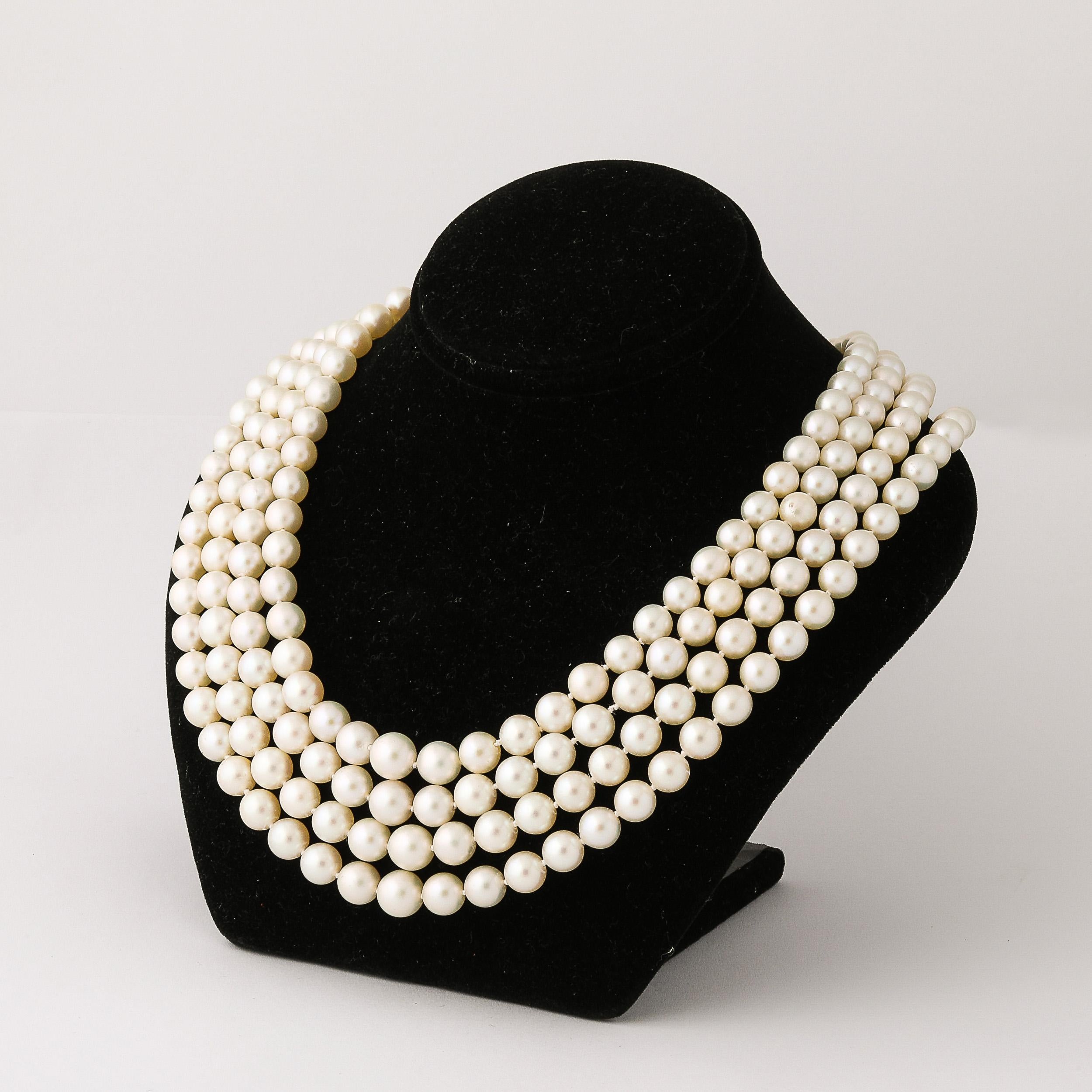 Este impresionante collar de perlas de cuatro vueltas de mediados de siglo con cierre de platino y diamantes procede de Estados Unidos, circa 1950. Presenta 223 perlas cultivadas de 6 mm con un brillo ligeramente rosado ensartadas en cuatro filas