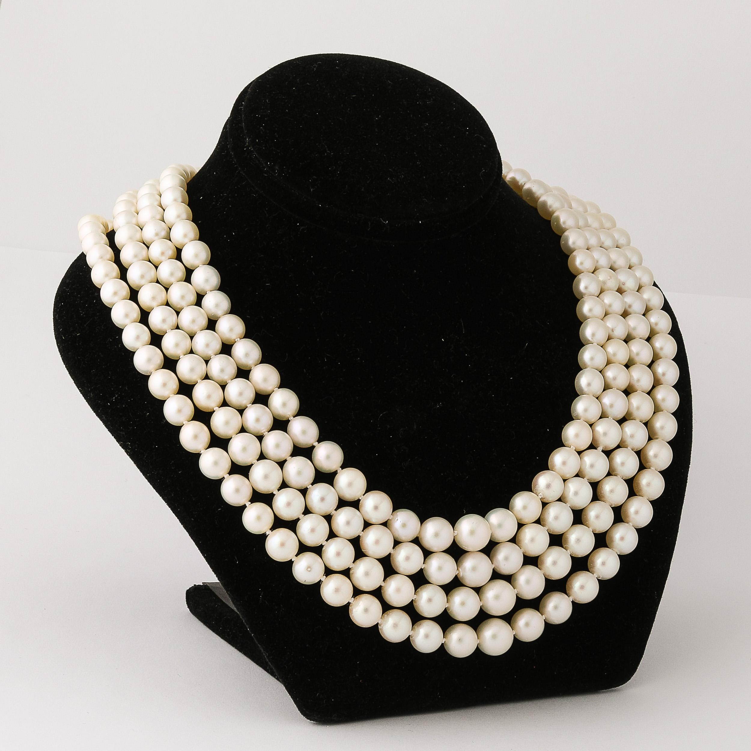 Collar de perlas de cuatro vueltas de mediados de siglo con cierre de platino y diamantes Moderno en venta