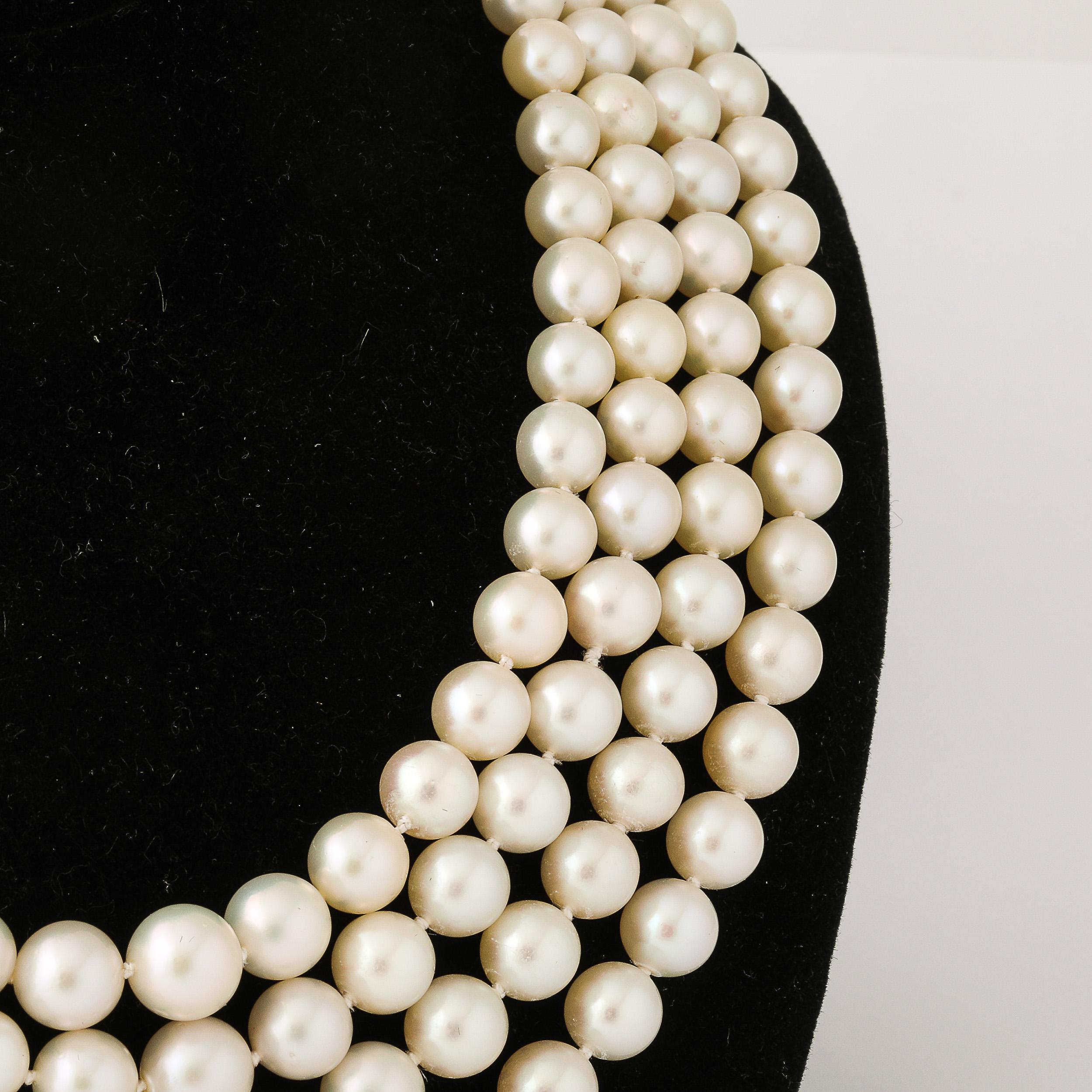 Collar de perlas de cuatro vueltas de mediados de siglo con cierre de platino y diamantes Corte brillante en venta