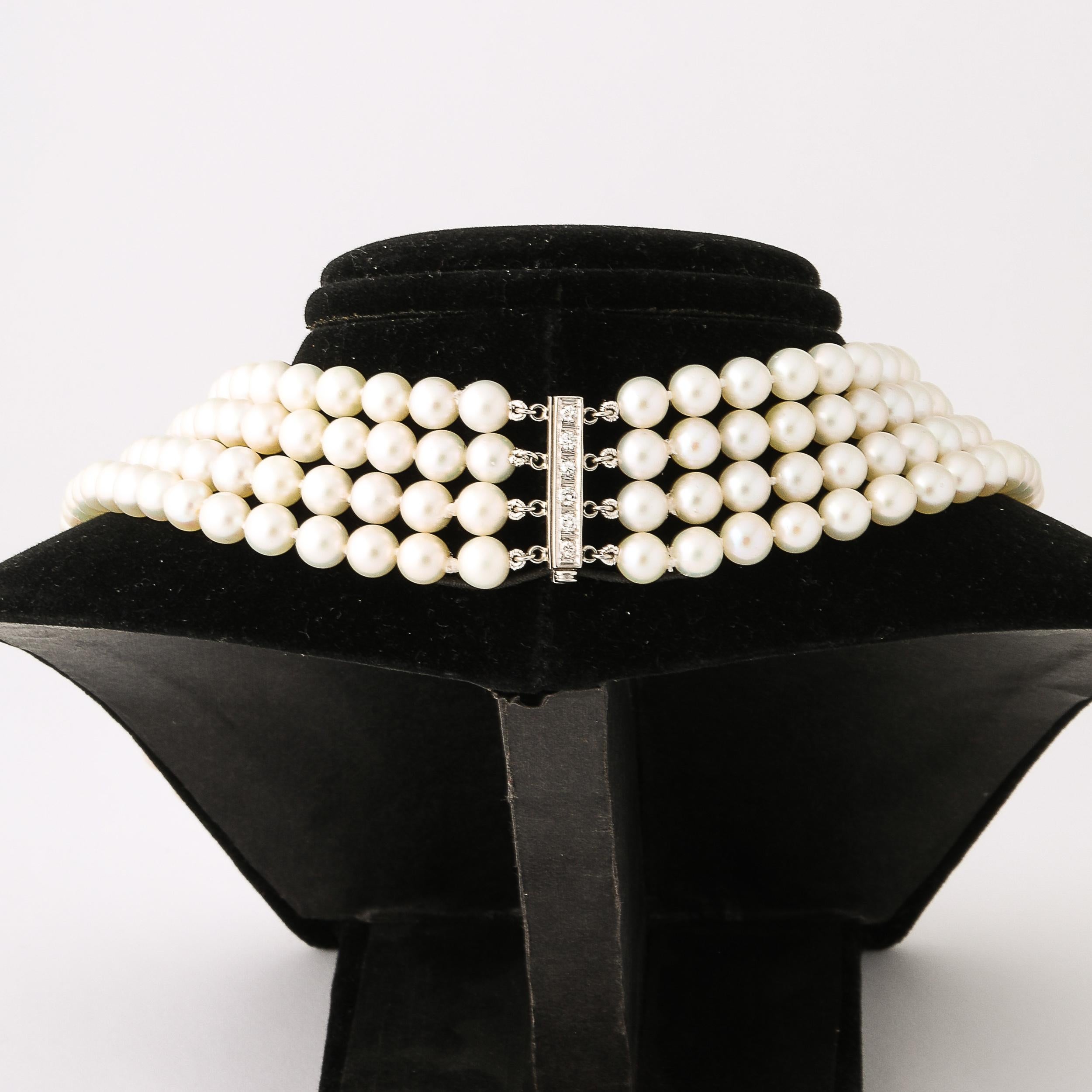Collar de perlas de cuatro vueltas de mediados de siglo con cierre de platino y diamantes en Excelente estado para la venta en New York, NY